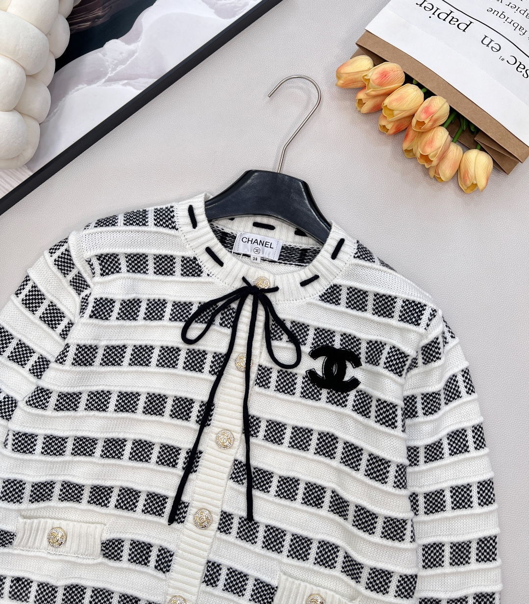 🆕CHANEL25新款针织圆领开衫，格纹双生，风格无界的精致主义当经典黑白邂逅甜嫩粉白，领口撞色抽绳设计