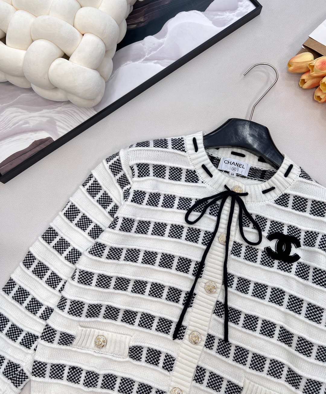 🆕CHANEL25新款针织圆领开衫，格纹双生，风格无界的精致主义当经典黑白邂逅甜嫩粉白，领口撞色抽绳设计
