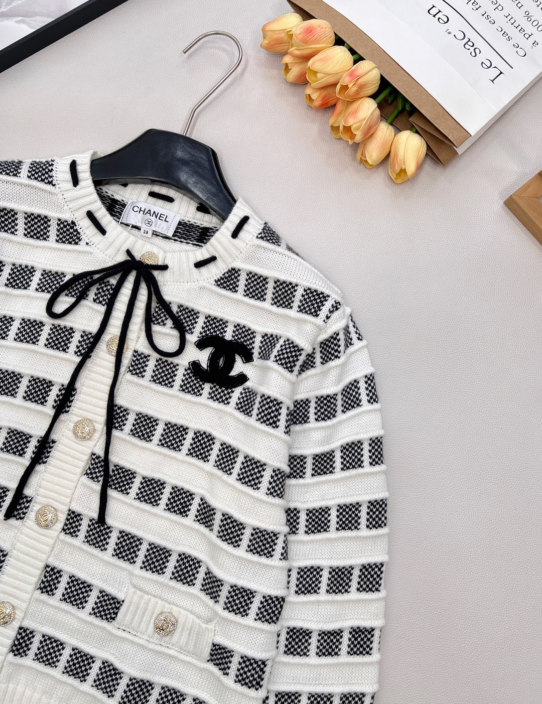 🆕CHANEL25新款针织圆领开衫，格纹双生，风格无界的精致主义当经典黑白邂逅甜嫩粉白，领口撞色抽绳设计