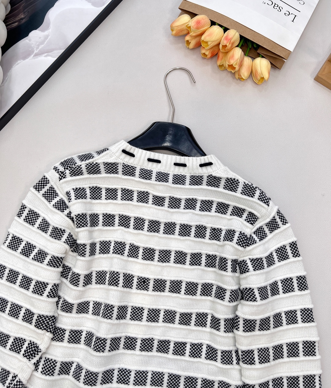 🆕CHANEL25新款针织圆领开衫，格纹双生，风格无界的精致主义当经典黑白邂逅甜嫩粉白，领口撞色抽绳设计