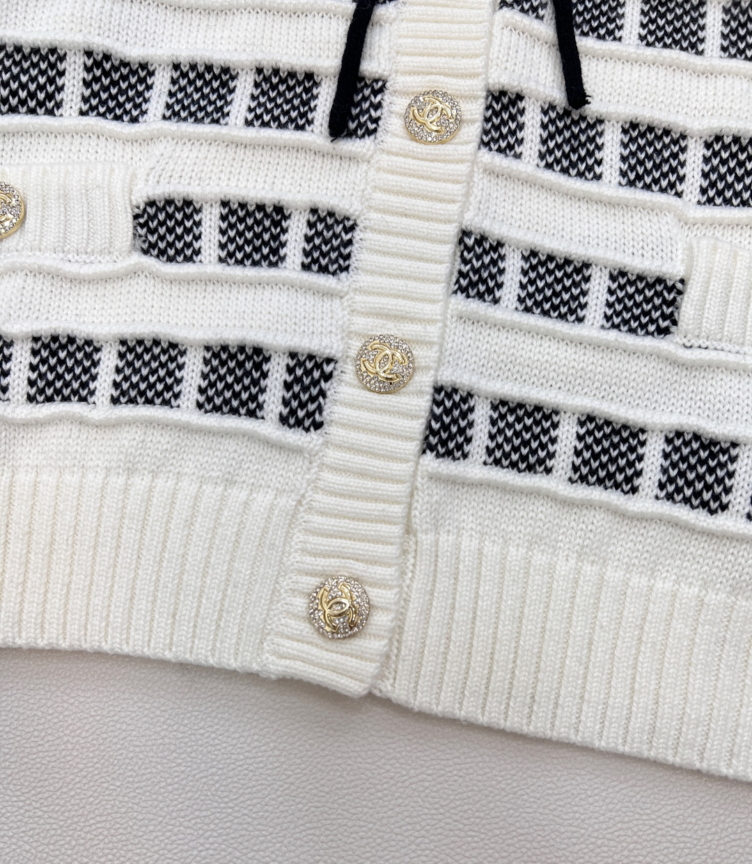 🆕CHANEL25新款针织圆领开衫，格纹双生，风格无界的精致主义当经典黑白邂逅甜嫩粉白，领口撞色抽绳设计
