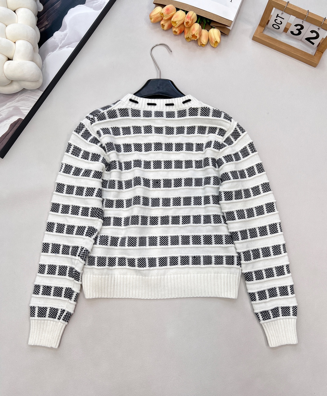 🆕CHANEL25新款针织圆领开衫，格纹双生，风格无界的精致主义当经典黑白邂逅甜嫩粉白，领口撞色抽绳设计