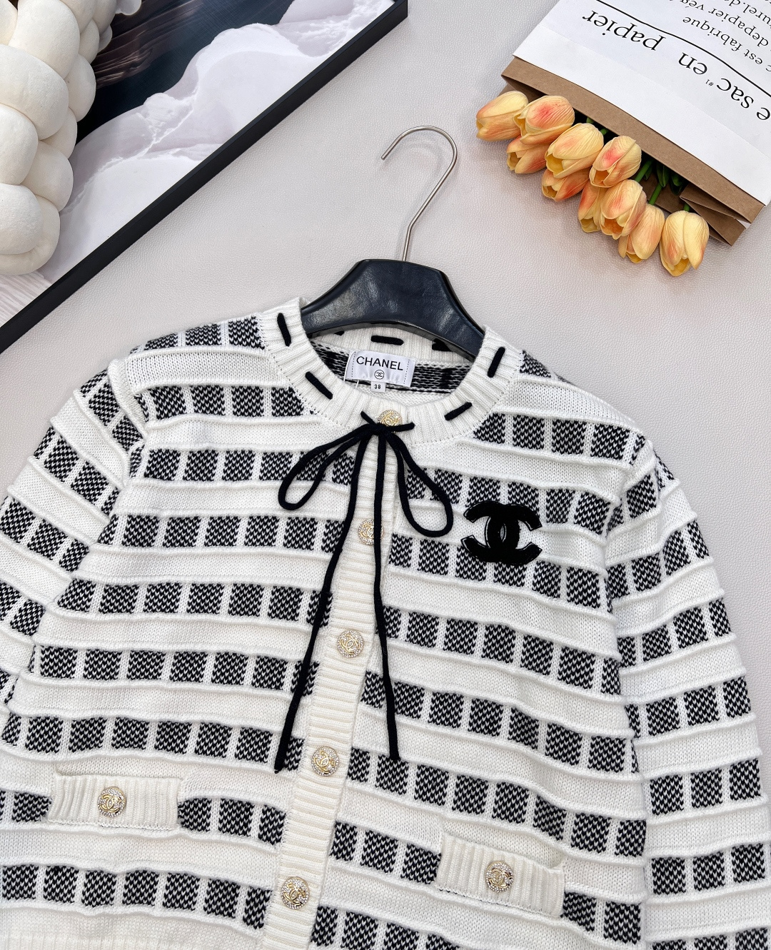 🆕CHANEL25新款针织圆领开衫，格纹双生，风格无界的精致主义当经典黑白邂逅甜嫩粉白，领口撞色抽绳设计