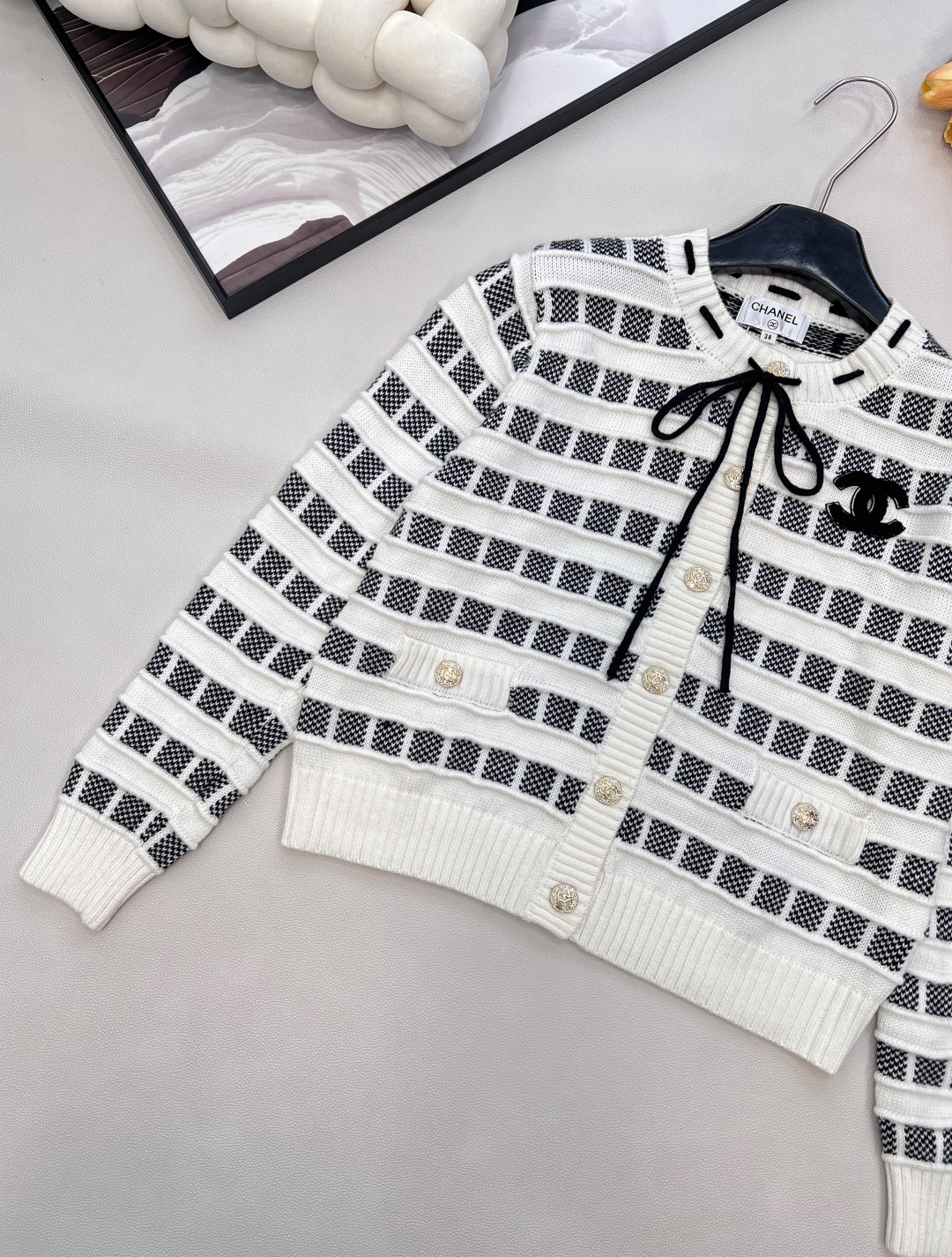 🆕CHANEL25新款针织圆领开衫，格纹双生，风格无界的精致主义当经典黑白邂逅甜嫩粉白，领口撞色抽绳设计