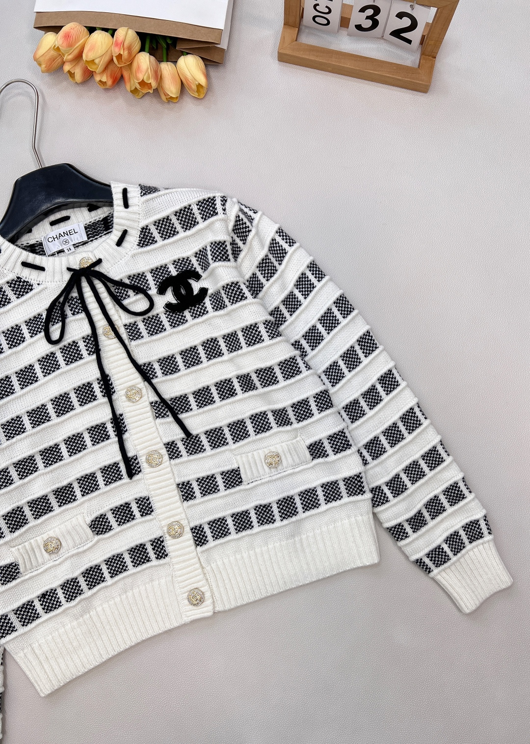 🆕CHANEL25新款针织圆领开衫，格纹双生，风格无界的精致主义当经典黑白邂逅甜嫩粉白，领口撞色抽绳设计