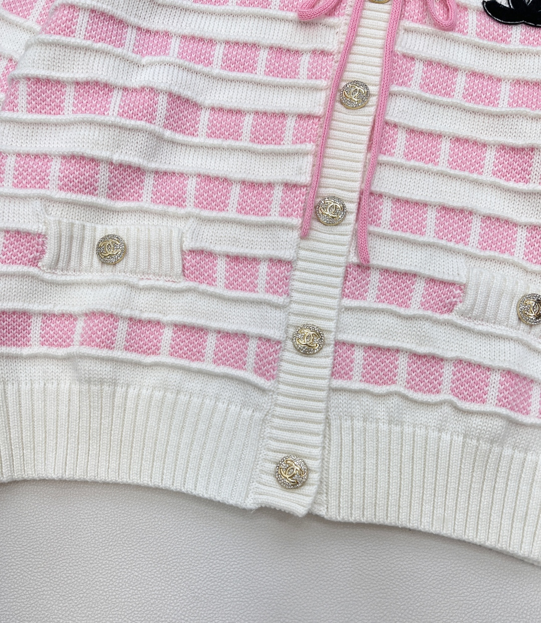 🆕CHANEL25新款针织圆领开衫，格纹双生，风格无界的精致主义当经典黑白邂逅甜嫩粉白，领口撞色抽绳设计