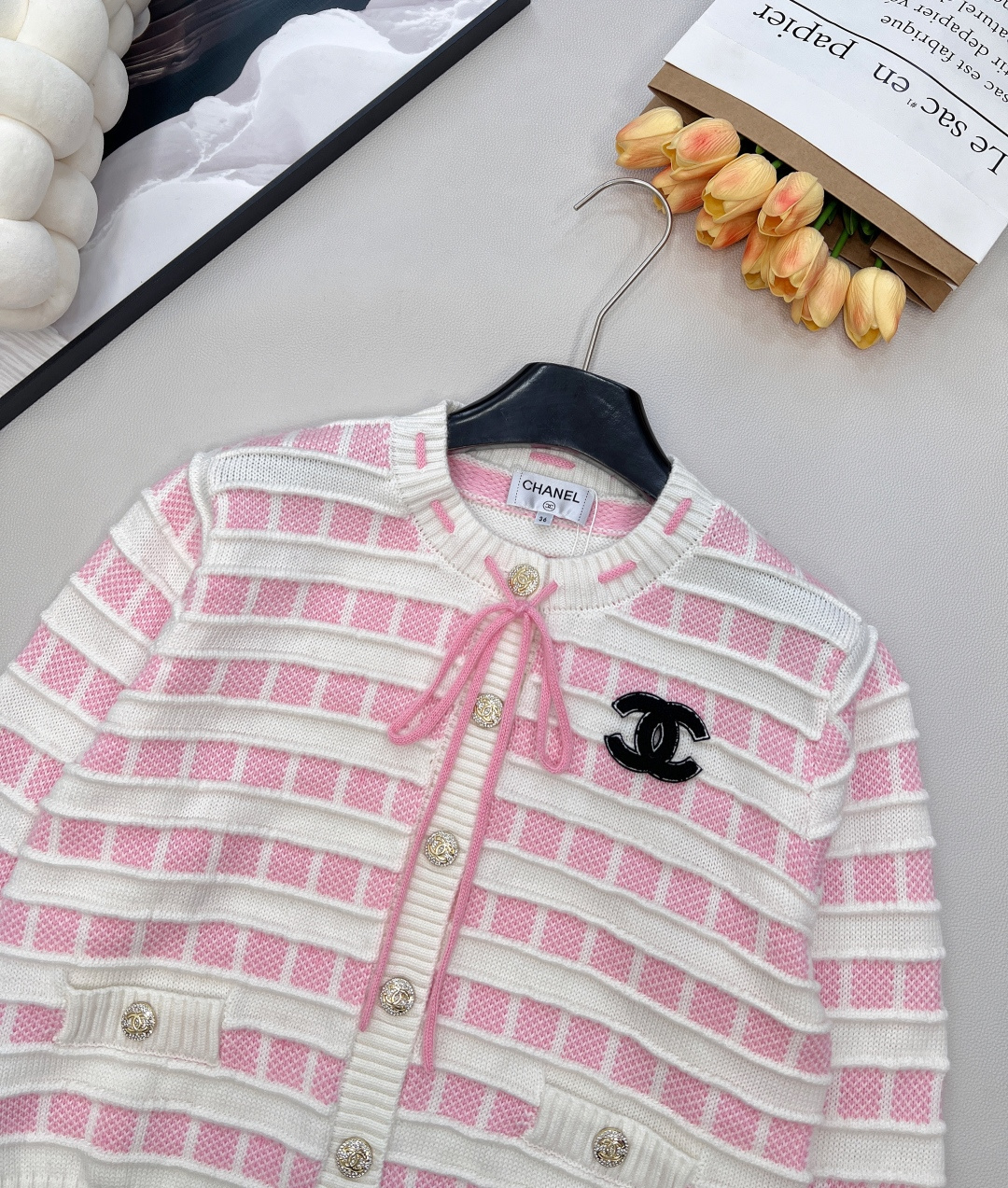 🆕CHANEL25新款针织圆领开衫，格纹双生，风格无界的精致主义当经典黑白邂逅甜嫩粉白，领口撞色抽绳设计