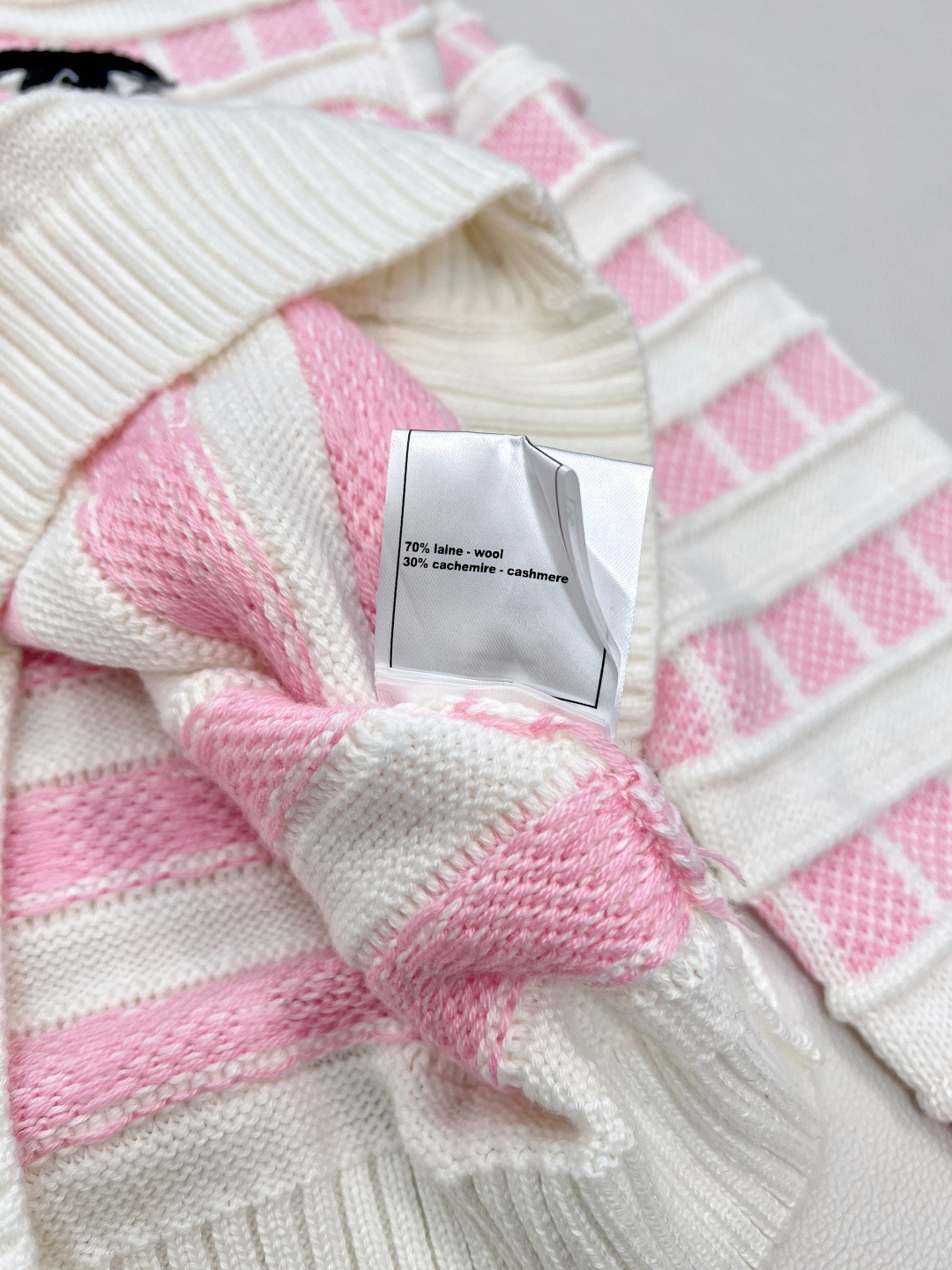 🆕CHANEL25新款针织圆领开衫，格纹双生，风格无界的精致主义当经典黑白邂逅甜嫩粉白，领口撞色抽绳设计