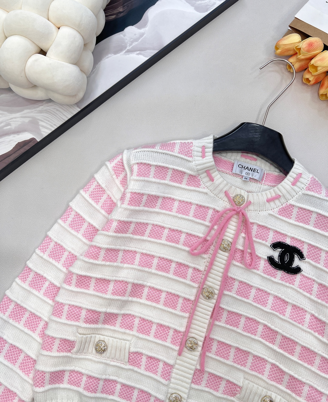 🆕CHANEL25新款针织圆领开衫，格纹双生，风格无界的精致主义当经典黑白邂逅甜嫩粉白，领口撞色抽绳设计