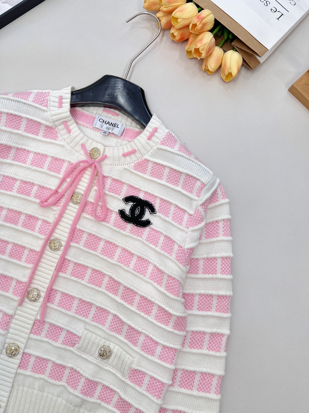 🆕CHANEL25新款针织圆领开衫，格纹双生，风格无界的精致主义当经典黑白邂逅甜嫩粉白，领口撞色抽绳设计