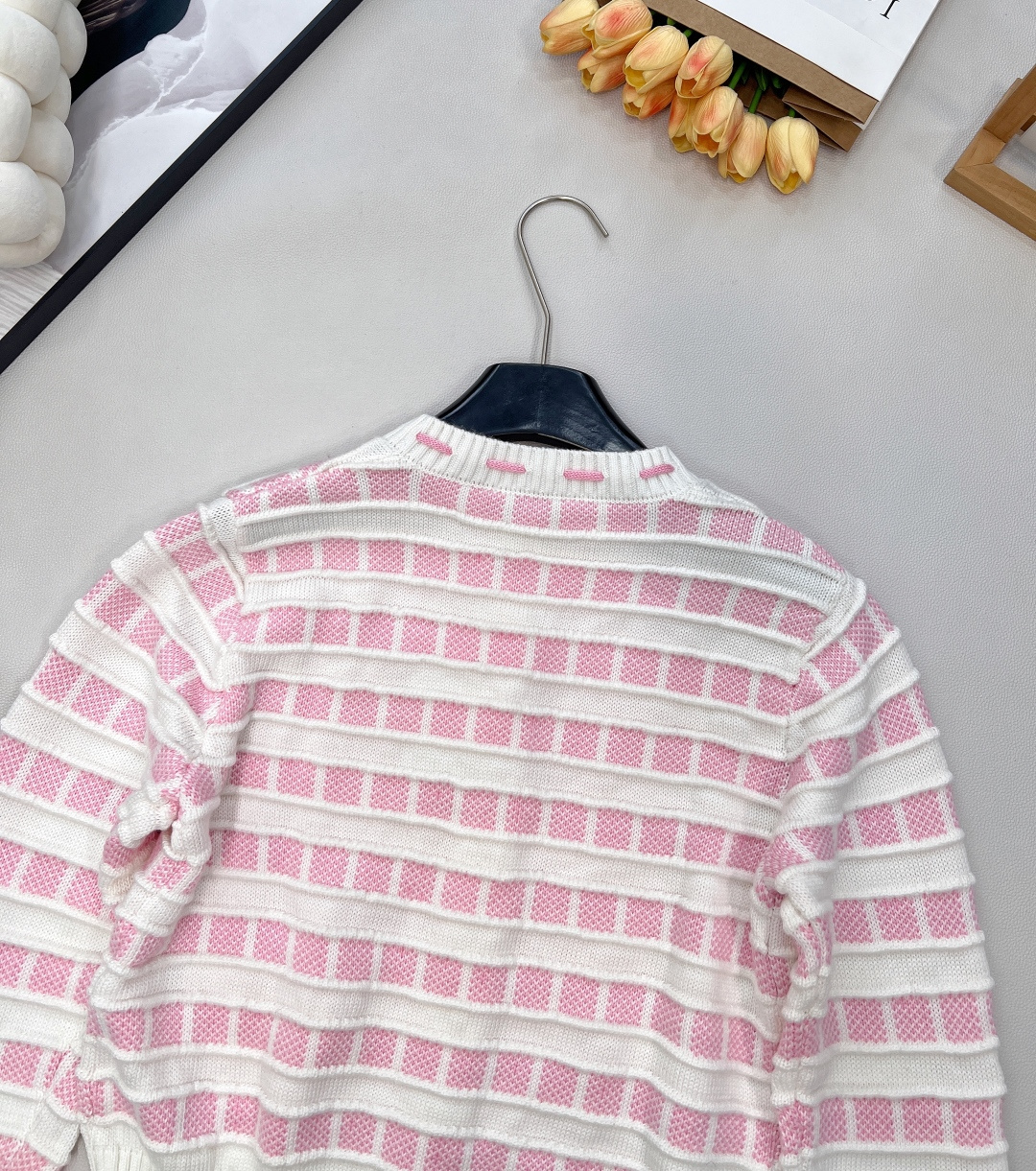 🆕CHANEL25新款针织圆领开衫，格纹双生，风格无界的精致主义当经典黑白邂逅甜嫩粉白，领口撞色抽绳设计