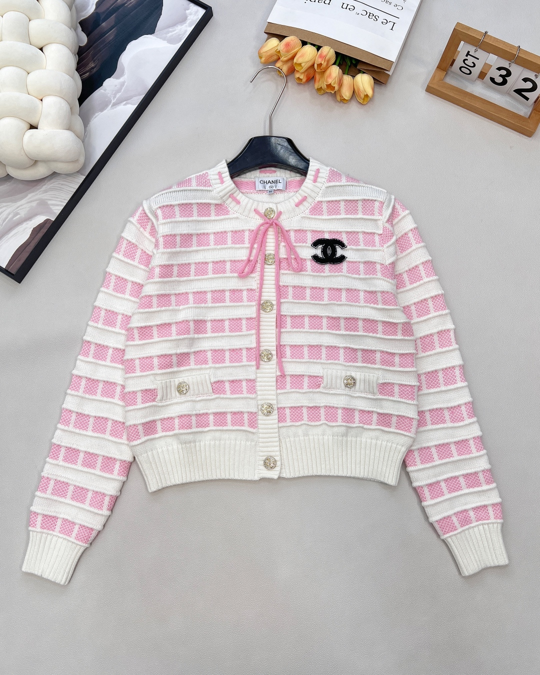 NO:621666,CHANEL25 new knitted round-neck cardigan, twin plaids, unbounded sophistication in style  When classic black and white meets sweet pink and white, the contrasting drawstring design on the neckline (black/pink interweaving) is full of cleverness and ingenuity in every rope and knot. The three-dimensional double C logo on the chest is a classic statement of the brand's genes and is highly recognizable. The pockets and buttons are embedded with small diamond buttons. Every time you raise your hand and insert your pocket, there are tiny pieces of light flowing, pushing the sophistication to the full level.  Using plaid + vertical stripe splicing weaving method, the two textures collide to create a rich sense of layering, making knitting no longer monotonous. It has its own visual focus and tactile texture. Whether it is worn with jeans for a casual French style, or with a skirt to demonstrate the elegance of a socialite, it can be accurately adapted and becomes the 'exquisite anchor' in the style.  The classic black and white grid is a timeless tone; the sweet pink and white grid is the embodiment of girlish tenderness - one cardigan, two styles, covering all your dressing imagination. In the fashion context of 2025, with Xiaoxiang style and exquisiteness, define your style label. Three standards are complete, two colors are outstanding. Size sml code H,,chanel,skirts,jeans,alexander wang19860909CHANEL25新款针织圆领开衫,格纹双生,风格无界的精致主义 当经典黑白邂逅甜嫩粉白,领口撞色抽绳设计（黑/粉交织）,一绳一结间尽是灵动巧思；胸前立体双C标,是品牌基因的经典昭示,辨识度拉满.口袋与纽扣嵌满小钻扣,每一次抬手、每一回插兜,都有细碎光芒流转,将精致度推至满格. 采用格纹+竖条拼接织法,两种肌理碰撞出丰富层次感,让针织不再单调,自带视觉焦点与触觉质感,无论是搭配牛仔裤走随性法式风,还是配半裙演绎名媛优雅感,都能精准适配,成为造型里的“精致锚点”. 经典黑白格,是永不过时的腔调担当；甜嫩粉白格,是少女感的温柔具象——一件开衫,两种风格,承包你所有穿搭想象,在2025的时尚语境里,以小香式精致,定义属于你的风格标签.三标齐全,两色出 尺码sml 编码H,,chanel,skirts,jeans,alexander wang,Women's clothing