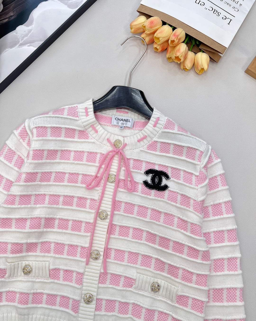🆕CHANEL25新款针织圆领开衫，格纹双生，风格无界的精致主义当经典黑白邂逅甜嫩粉白，领口撞色抽绳设计