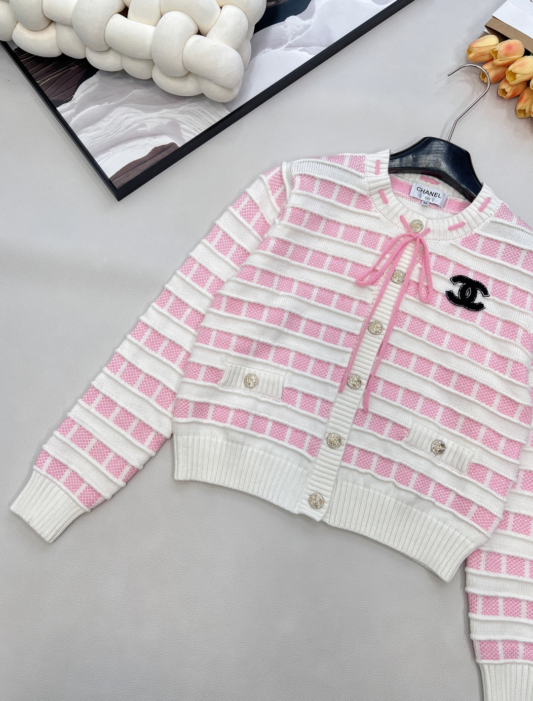 🆕CHANEL25新款针织圆领开衫，格纹双生，风格无界的精致主义当经典黑白邂逅甜嫩粉白，领口撞色抽绳设计