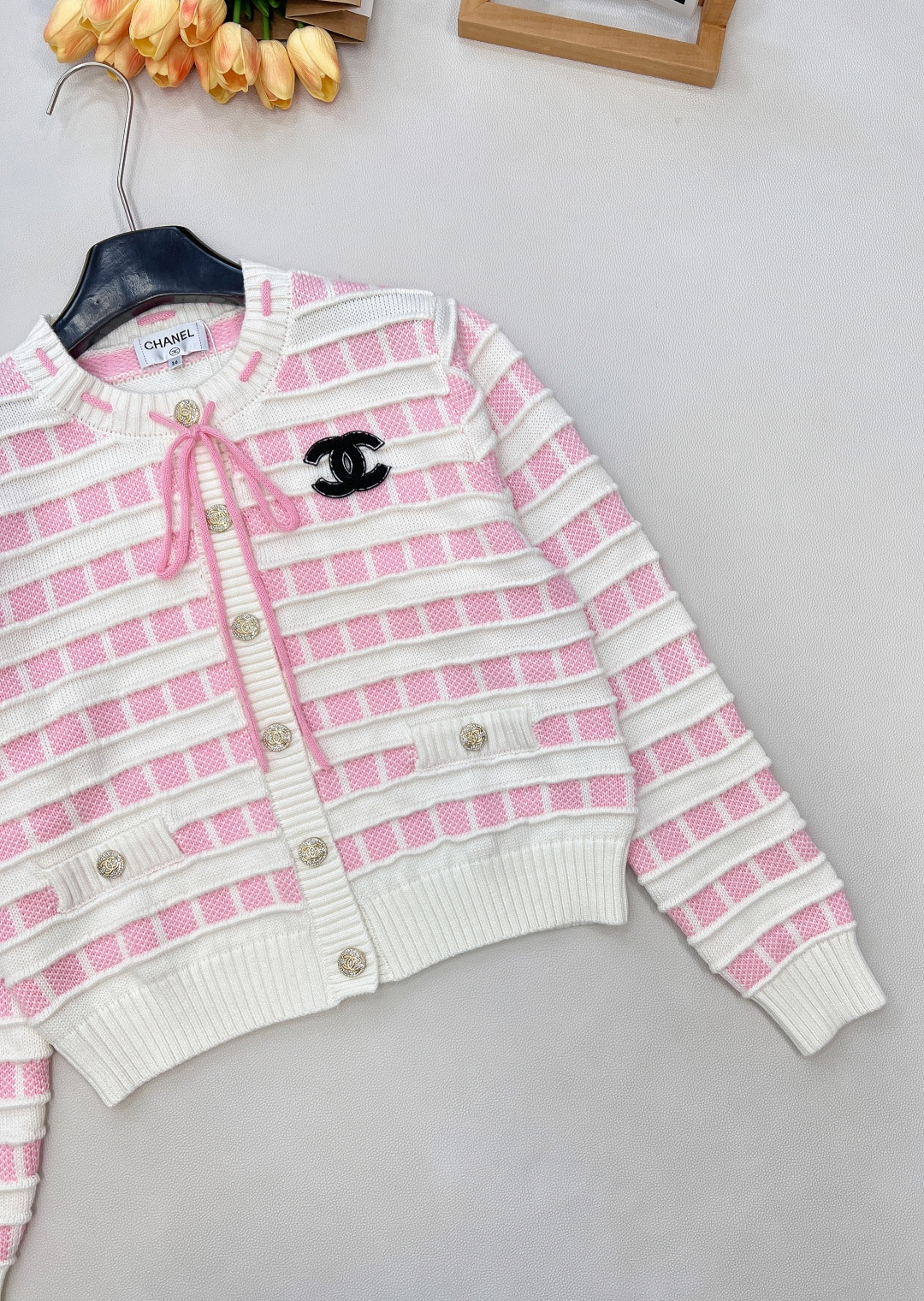 🆕CHANEL25新款针织圆领开衫，格纹双生，风格无界的精致主义当经典黑白邂逅甜嫩粉白，领口撞色抽绳设计