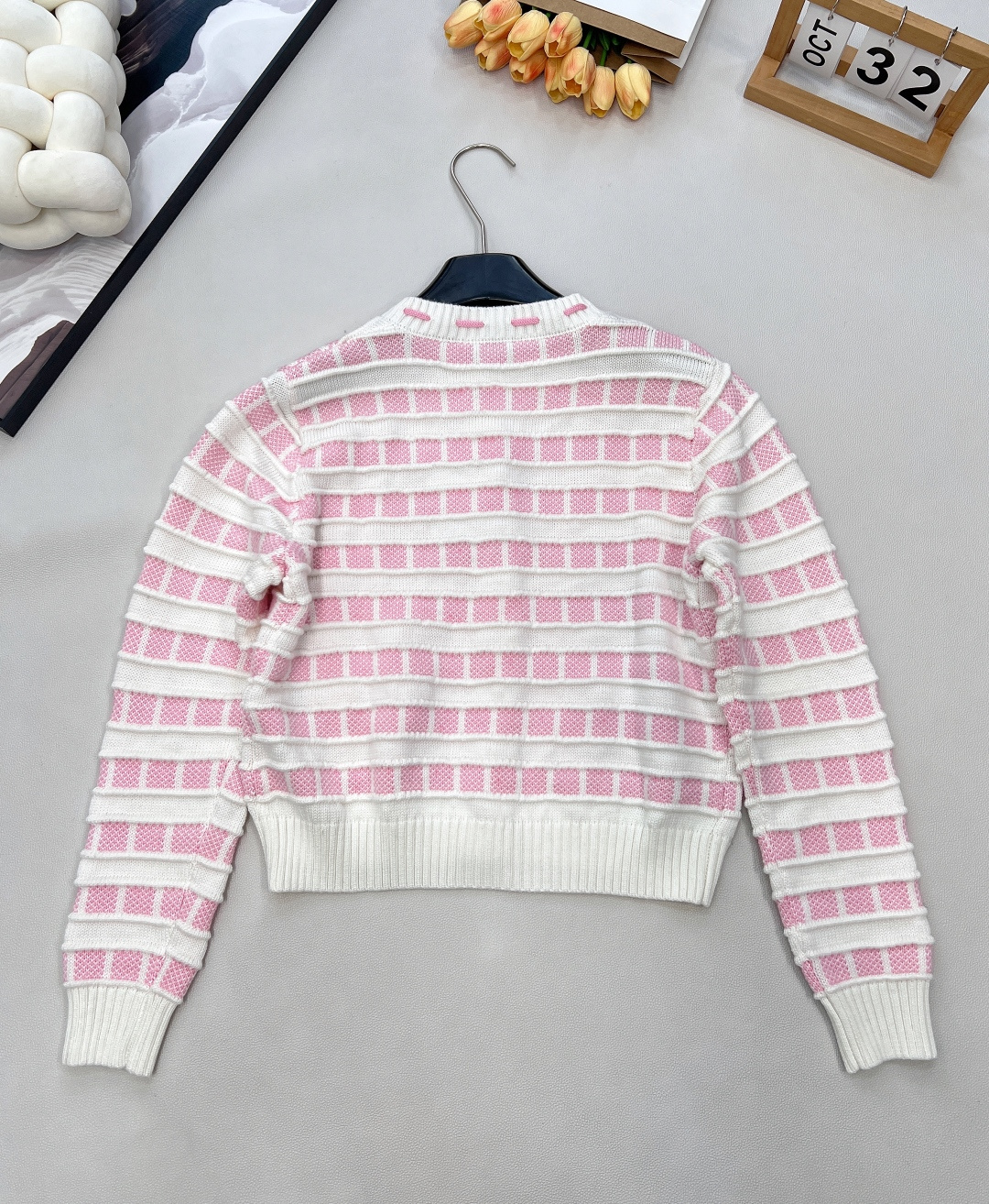 🆕CHANEL25新款针织圆领开衫，格纹双生，风格无界的精致主义当经典黑白邂逅甜嫩粉白，领口撞色抽绳设计