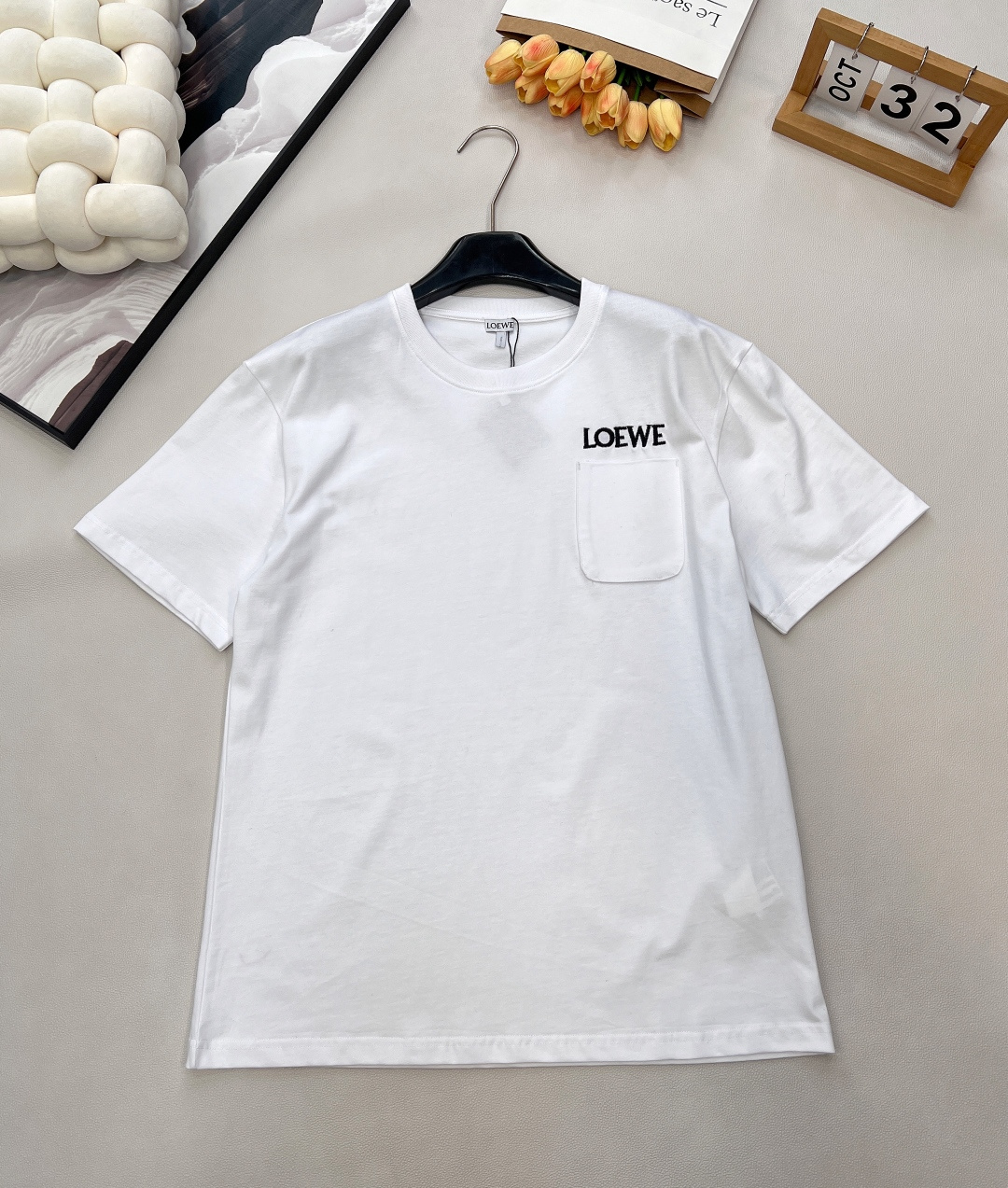 NO:621662,Loewe2025 new pocket logo round neck, LoewLouis wain co-branded series #customized YB native cotton material, breathable and comfortable, full of texture, loose silhouette dropped shoulder short-sleeved T-shirt cut, highlighting the brand style, made of heavyweight pure cotton, full of drape, showing a slimming visual effect, the entire garment has a pocket letter logo on one side, strengthens the brand identity, and has an immediate sense of fashion and high-end, creating a personalized style, fashionable and relaxed, and looks stylish when worn alone  Customized surface accessories, look for the correct version, complete with three standards, three colors, size SML code L, Louis Vuitton, Loewe, T-shirt, Tees, T-shirt, Alexander Wang19860909Loewe2025新款口袋徽标圆领,LoewLouis wain联名系列#定制YB原生全棉材质,透气舒适,质感十足,宽松廓形落肩短袖T恤裁剪,凸显品牌格调,采用克重纯棉制成,垂坠感十足,呈现显瘦视觉效果,整件成衣单侧口袋字母徽标,加强品牌标识度,时尚高级感立现,打造个性风格,时髦松弛,单穿内搭都出彩时髦 定制面辅料 认准版本 ,三标齐全,三色出 尺码sml 编码L,,louis vuitton,loewe,T-shirt,tees，t-shirt,alexander wang,Women's clothing