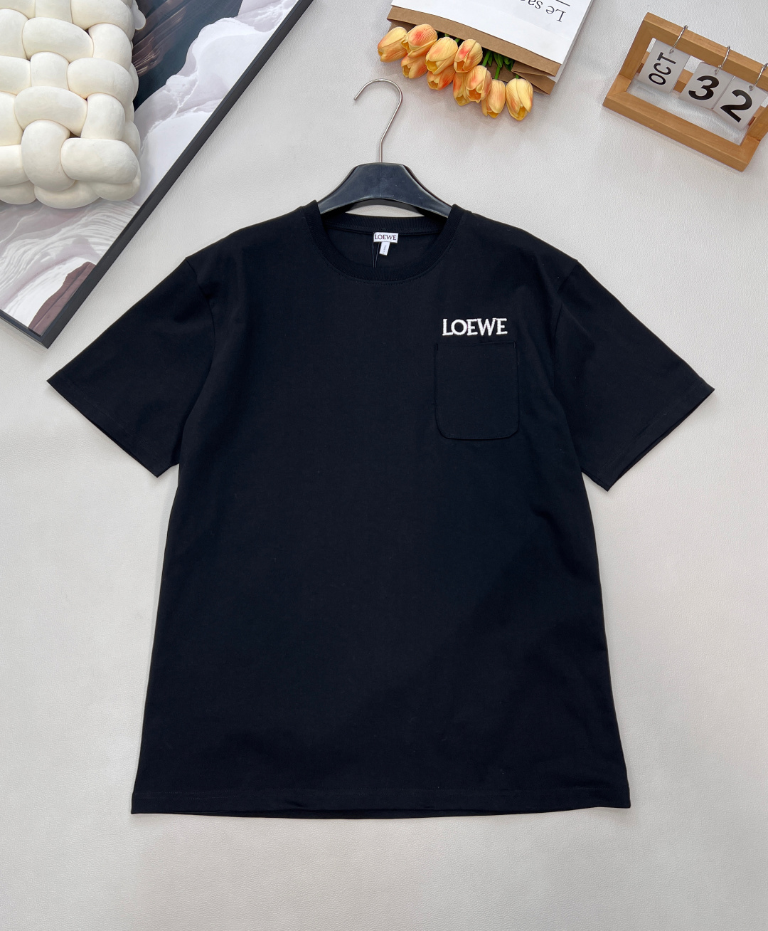 NO:621658,Loewe2025 new pocket logo round neck, LoewLouis wain co-branded series #customized YB native cotton material, breathable and comfortable, full of texture, loose silhouette dropped shoulder short-sleeved T-shirt cut, highlighting the brand style, made of heavyweight pure cotton, full of drape, showing a slimming visual effect, the entire garment has a pocket letter logo on one side, strengthens the brand identity, and has an immediate sense of fashion and high-end, creating a personalized style, fashionable and relaxed, and looks stylish when worn alone  Customized surface accessories, look for the correct version, complete three standards, three colors, size SML code, Louis Vuitton, Loewe, T-shirt, Tees, T-shirt, Alexander Wang19860909Loewe2025新款口袋徽标圆领,LoewLouis wain联名系列#定制YB原生全棉材质,透气舒适,质感十足,宽松廓形落肩短袖T恤裁剪,凸显品牌格调,采用克重纯棉制成,垂坠感十足,呈现显瘦视觉效果,整件成衣单侧口袋字母徽标,加强品牌标识度,时尚高级感立现,打造个性风格,时髦松弛,单穿内搭都出彩时髦 定制面辅料 认准版本 ,三标齐全,三色出 尺码sml 编码,,louis vuitton,loewe,T-shirt,tees，t-shirt,alexander wang,Women's clothing