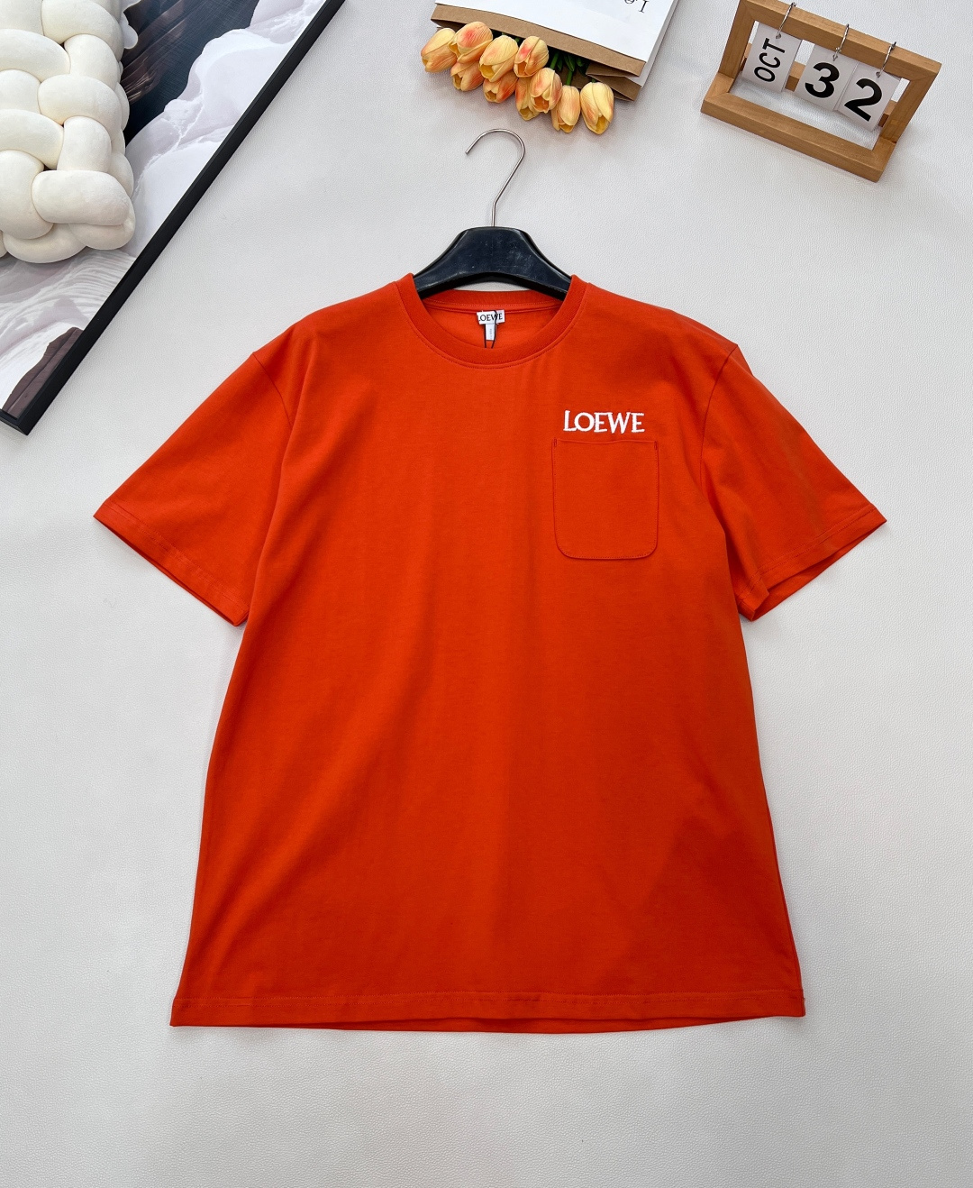 NO:621706,Loewe2025 new pocket logo round neck, LoewLouis wain co-branded series #customized YB native cotton material, breathable and comfortable, full of texture, loose silhouette dropped shoulder short-sleeved T-shirt cut, highlighting the brand style, made of heavyweight pure cotton, full of drape, showing a slimming visual effect, the entire garment has a pocket letter logo on one side, strengthens the brand identity, and has an immediate sense of fashion and high-end, creating a personalized style, fashionable and relaxed, and looks stylish when worn alone  Customized surface accessories, look for the correct version, complete with three standards, three colors, size SML code L, Louis Vuitton, Loewe, T-shirt, Tees, T-shirt, Alexander Wang19860909Loewe2025新款口袋徽标圆领,LoewLouis wain联名系列#定制YB原生全棉材质,透气舒适,质感十足,宽松廓形落肩短袖T恤裁剪,凸显品牌格调,采用克重纯棉制成,垂坠感十足,呈现显瘦视觉效果,整件成衣单侧口袋字母徽标,加强品牌标识度,时尚高级感立现,打造个性风格,时髦松弛,单穿内搭都出彩时髦 定制面辅料 认准版本 ,三标齐全,三色出 尺码sml 编码L,,louis vuitton,loewe,T-shirt,tees，t-shirt,alexander wang,Women's clothing