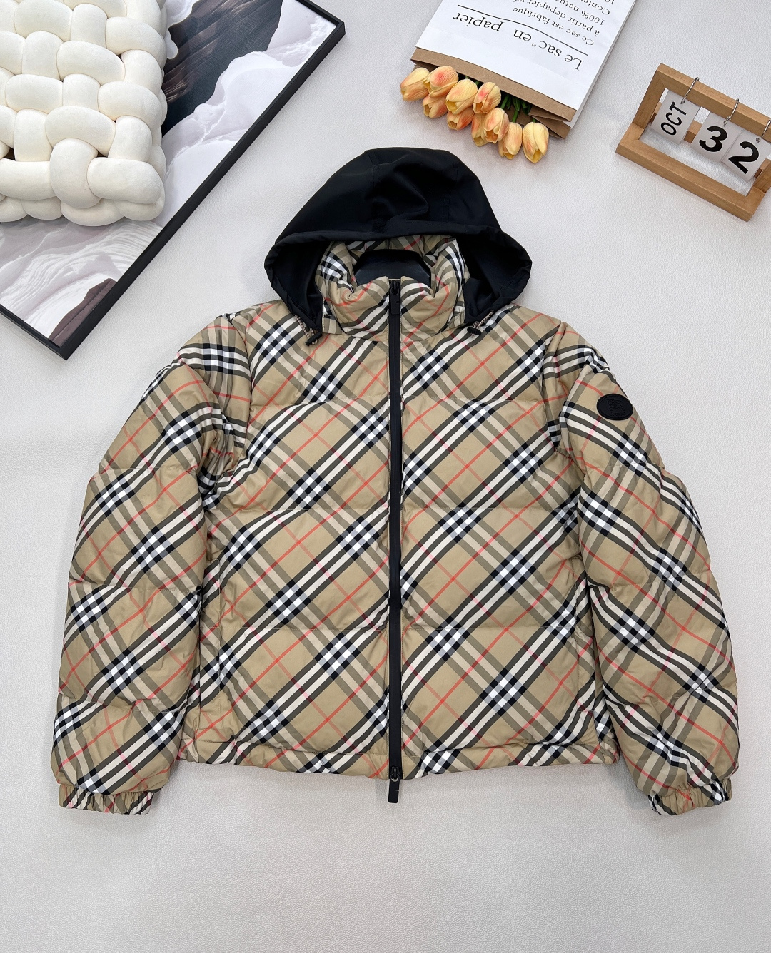 NO:621704,Comes with dust bag Burberry25Fw new autumn and winter zipper stand collar short down jacket | Exclusively developed by yb!  High quality production!  It adopts a short silhouette, which is friendly to all body shapes, and matches with high-waisted trousers to show the proportion advantage. It is filled with high-quality down, which is fluffy and full but not bloated. It has full warmth in winter and can still be worn with a light and agile feeling. The stand-up collar design is neat and stylish, which can not only resist the cold wind, but also inject a capable aura into the outfit; three standards are complete, and large quantities are shipped. Sizes sml code B,, burberry, jackets & coats, down jacket, alexander  wang19860909配防尘袋 Burberry25Fw秋冬新款拉链立领短款羽绒服外套丨独家yb开发！高版出品！采用短款廓形,对各种身形友好,搭配高腰裤装更显比例优势.精选高品质羽绒填充,蓬松饱满却不臃肿,冬日保暖性拉满的同时,依旧能穿出轻盈灵动感.立领设计利落有型,既能抵御寒风,又为穿搭注入干练气场；三标齐全,大货出 尺码sml 编码B,,burberry,jackets & coats,down jacket,alexander wang,Women's clothing