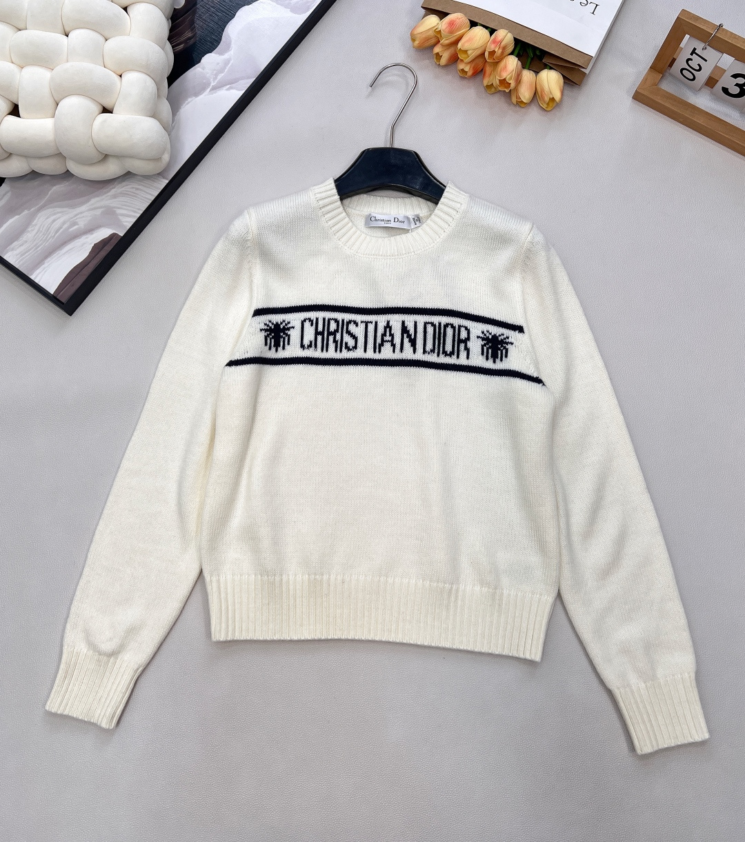 NO:621703,DIOR classic monogram jacquard wool sweater. The encounter of gentleness, elegance and romance woven by starlight. The delicate wool cashmere fabric and exquisite monogram jacquard interpret the brand's consistent elegance and romance. The pure white tone, combined with the unique monogram crochet, seems to weave the starlight in the night sky into the clothes, which is warm and flexible. Whether it is daily wear or special occasions, it can add a touch of high-end gentleness to you.  The iconic letter crochet shows Dior's unique design aesthetics, revealing luxury in a low-key manner. The white sweater has its own gentle filter, and when paired with a skirt or wide-leg pants, it instantly enhances the elegance and is suitable for dates or afternoon tea. Complete with three standards and three colors. Sizes sml code, dior, skirts, sweaters, alexander wang19860909DIOR 经典款字母提花羊毛针织衫毛衣 星光织就的温柔,优雅与浪漫的邂逅 以细腻的羊毛羊绒面料与精致的字母提花,诠释了品牌一贯的优雅与浪漫. 纯净的白色调,搭配独特的字母钩花,仿佛将夜空中的星光编织进衣衫,温暖而不失灵动.无论是日常穿搭还是特别场合,它都能为你增添一抹高级的温柔气质. 标志性的字母钩花,展现 Dior 的独特设计美学,低调中透露着奢华. 白色针织衫自带温柔滤镜,搭配半身裙或阔腿裤,瞬间提升优雅气质,适合约会或下午茶.三标齐全,三色出 尺码sml 编码,,dior,skirts,sweaters,alexander wang,Women's clothing