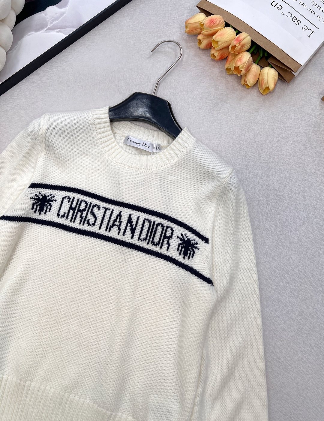 🆕 DIOR 经典款字母提花羊毛针织衫毛衣星光织就的温柔，优雅与浪漫的邂逅以细腻的羊毛羊绒面料与精致的字