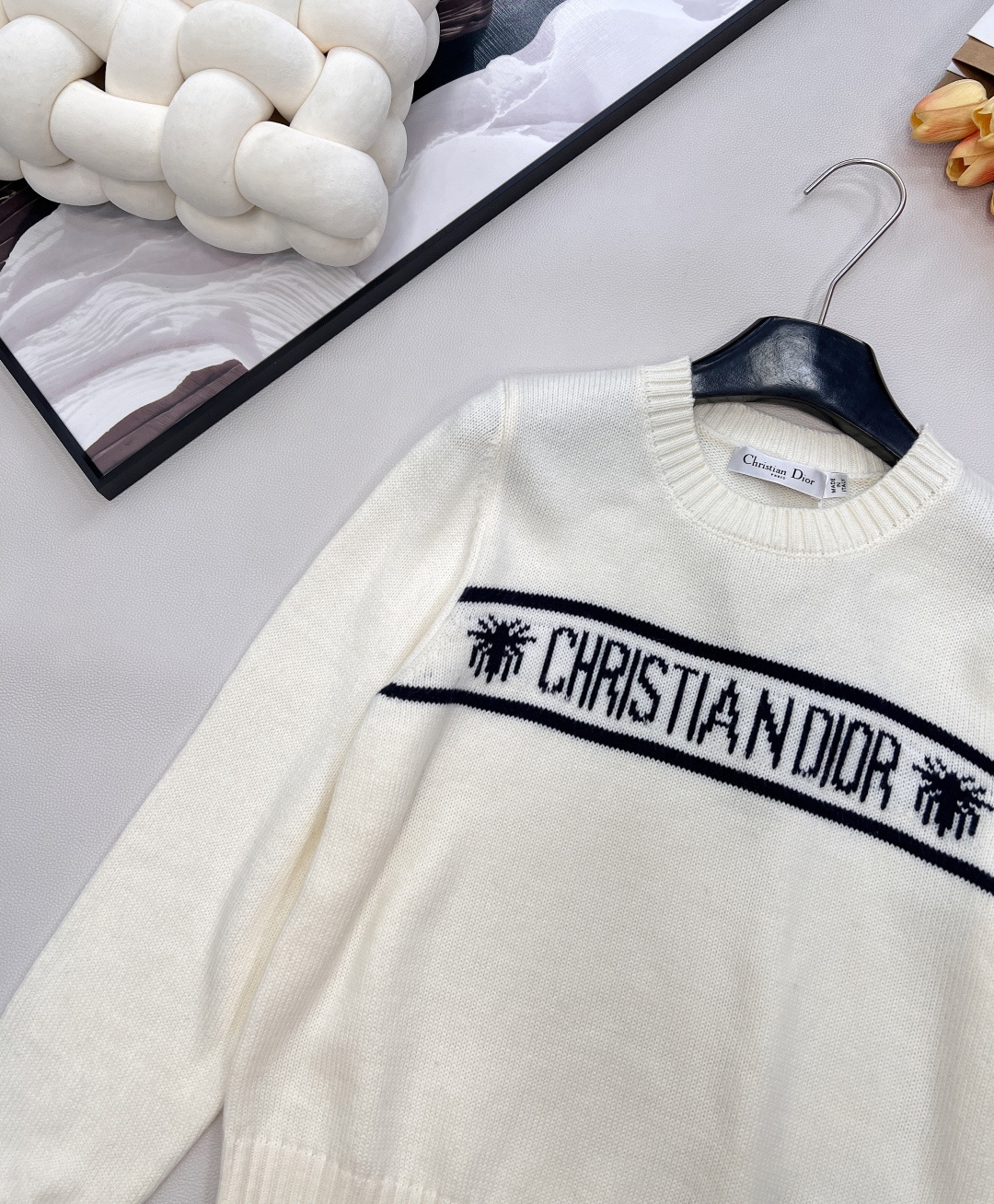 🆕 DIOR 经典款字母提花羊毛针织衫毛衣星光织就的温柔，优雅与浪漫的邂逅以细腻的羊毛羊绒面料与精致的字