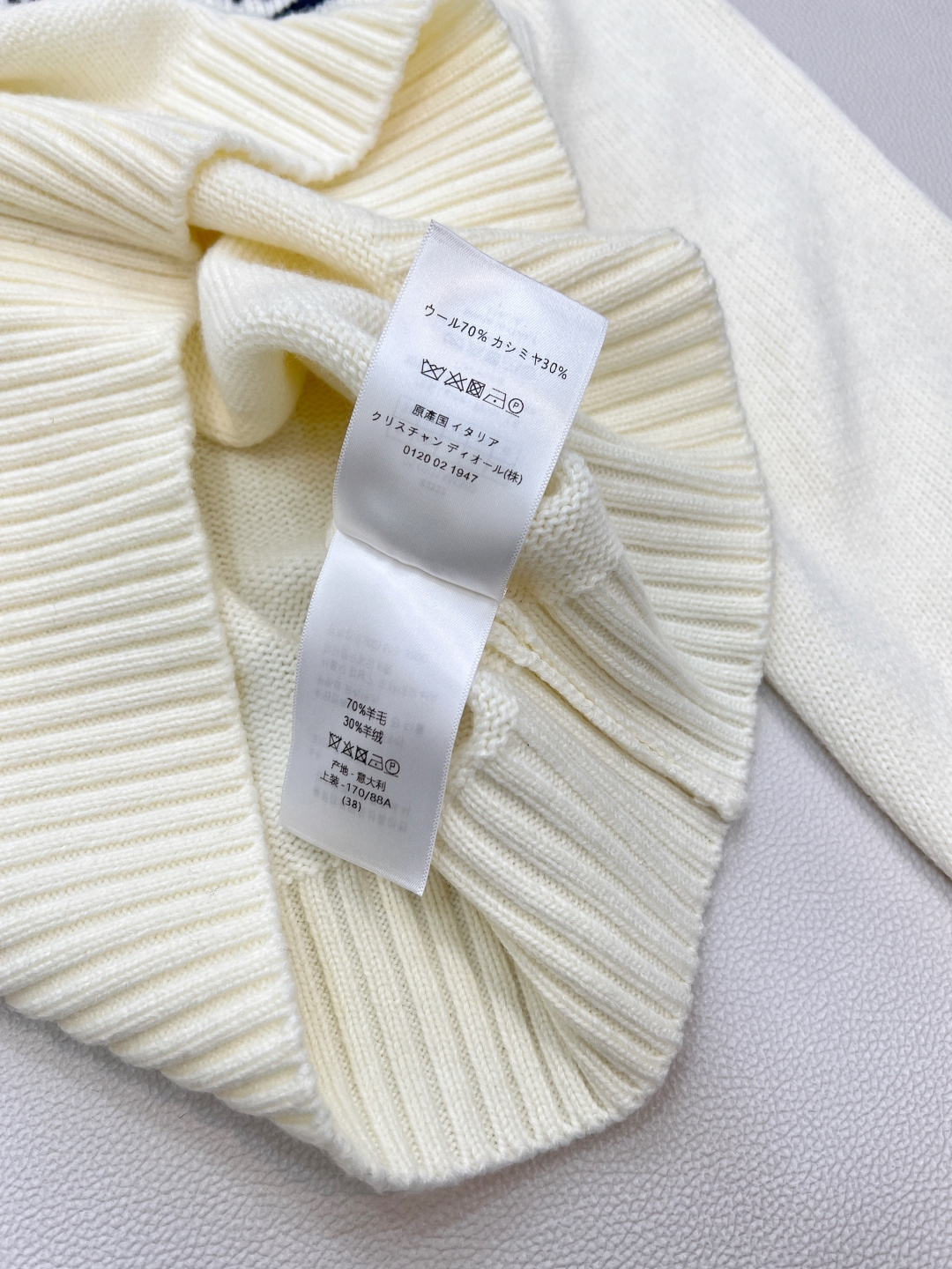 🆕 DIOR 经典款字母提花羊毛针织衫毛衣星光织就的温柔，优雅与浪漫的邂逅以细腻的羊毛羊绒面料与精致的字