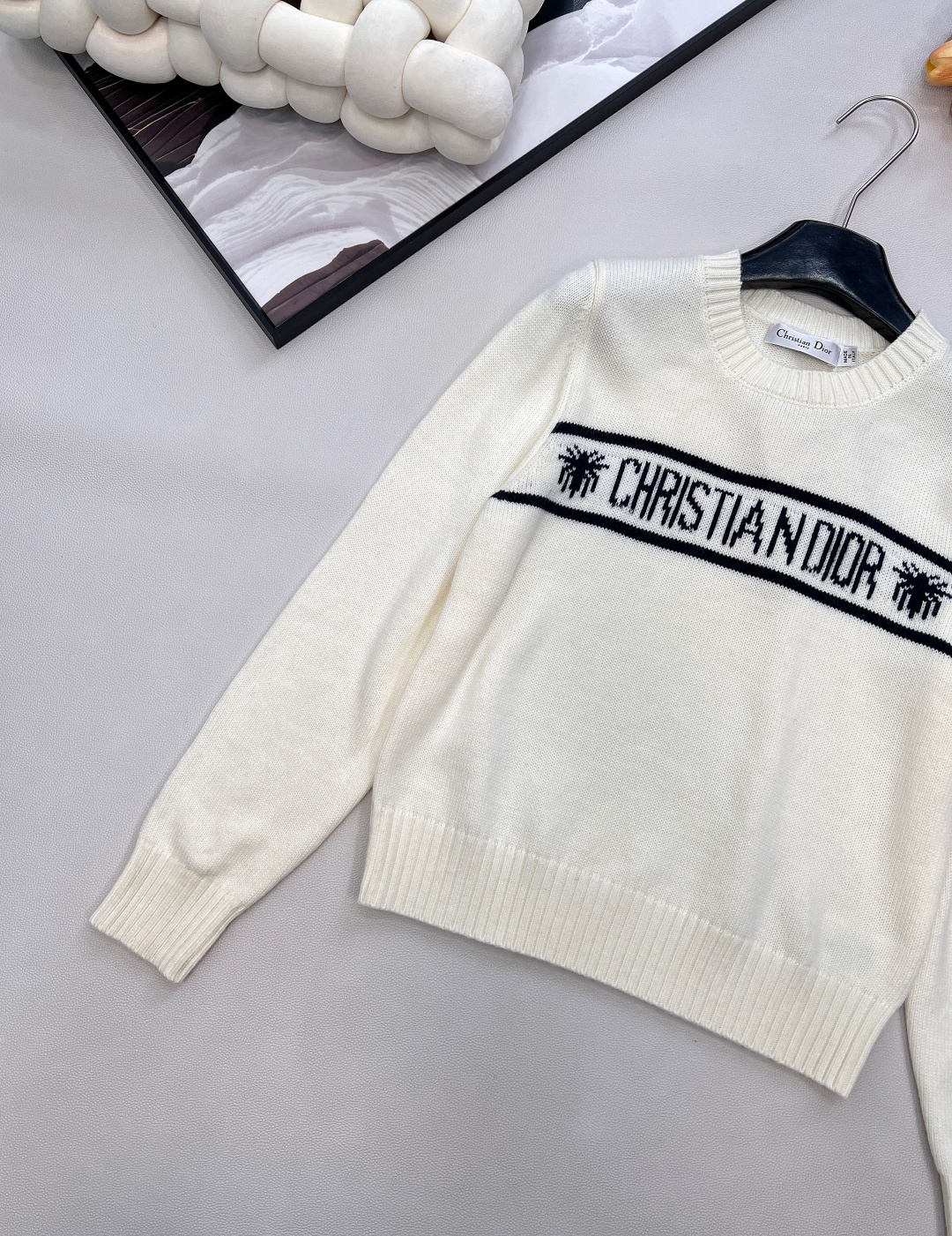 🆕 DIOR 经典款字母提花羊毛针织衫毛衣星光织就的温柔，优雅与浪漫的邂逅以细腻的羊毛羊绒面料与精致的字