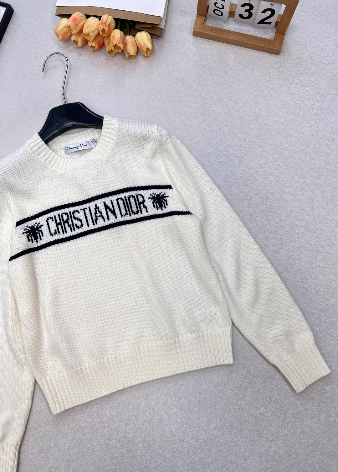 🆕 DIOR 经典款字母提花羊毛针织衫毛衣星光织就的温柔，优雅与浪漫的邂逅以细腻的羊毛羊绒面料与精致的字