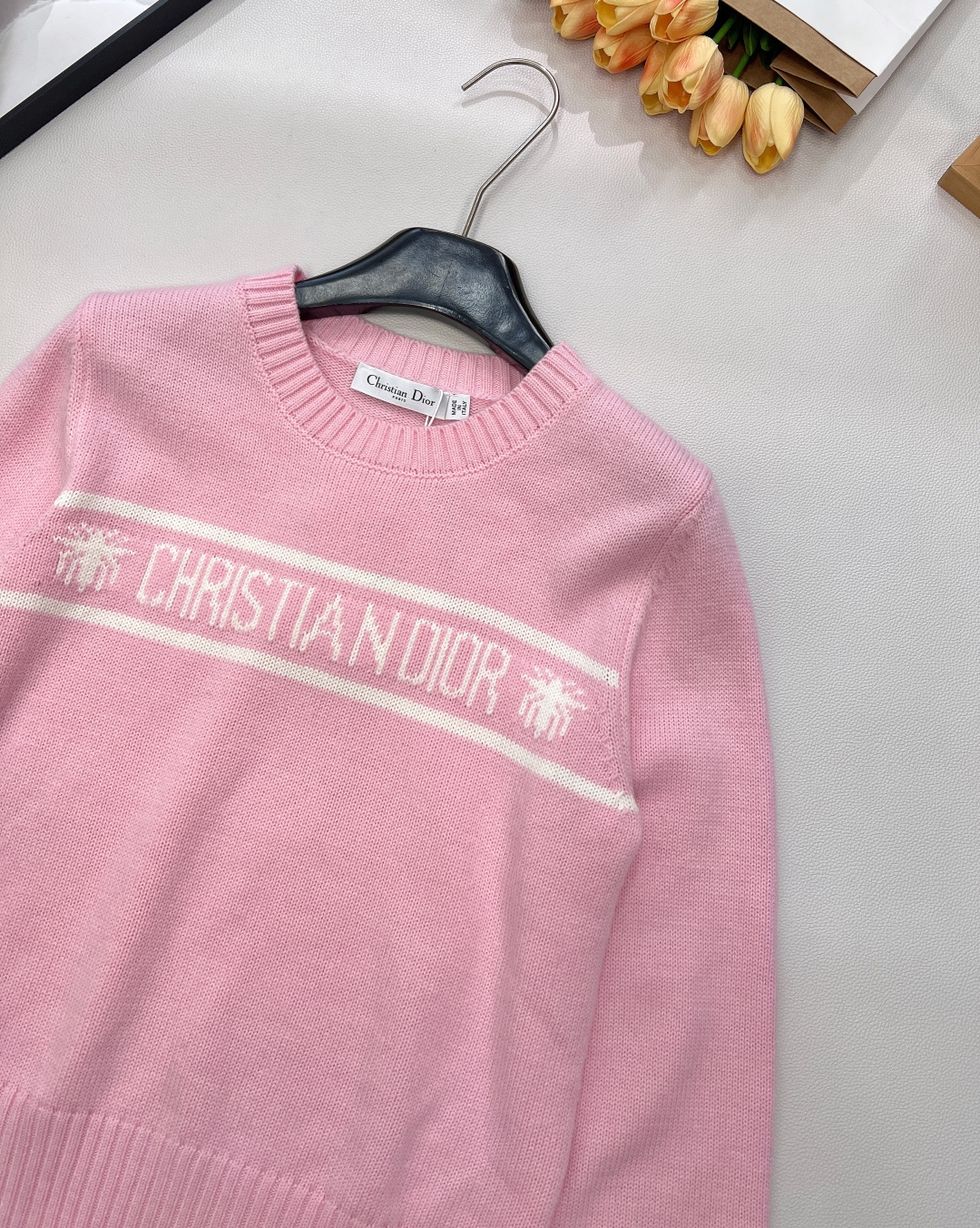 🆕 DIOR 经典款字母提花羊毛针织衫毛衣星光织就的温柔，优雅与浪漫的邂逅以细腻的羊毛羊绒面料与精致的字