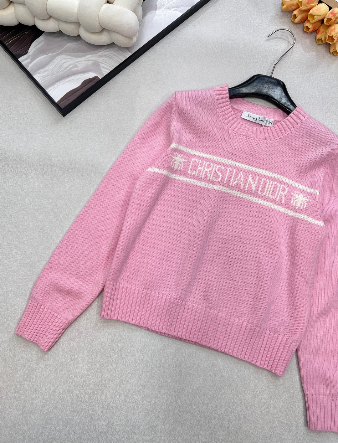 🆕 DIOR 经典款字母提花羊毛针织衫毛衣星光织就的温柔，优雅与浪漫的邂逅以细腻的羊毛羊绒面料与精致的字