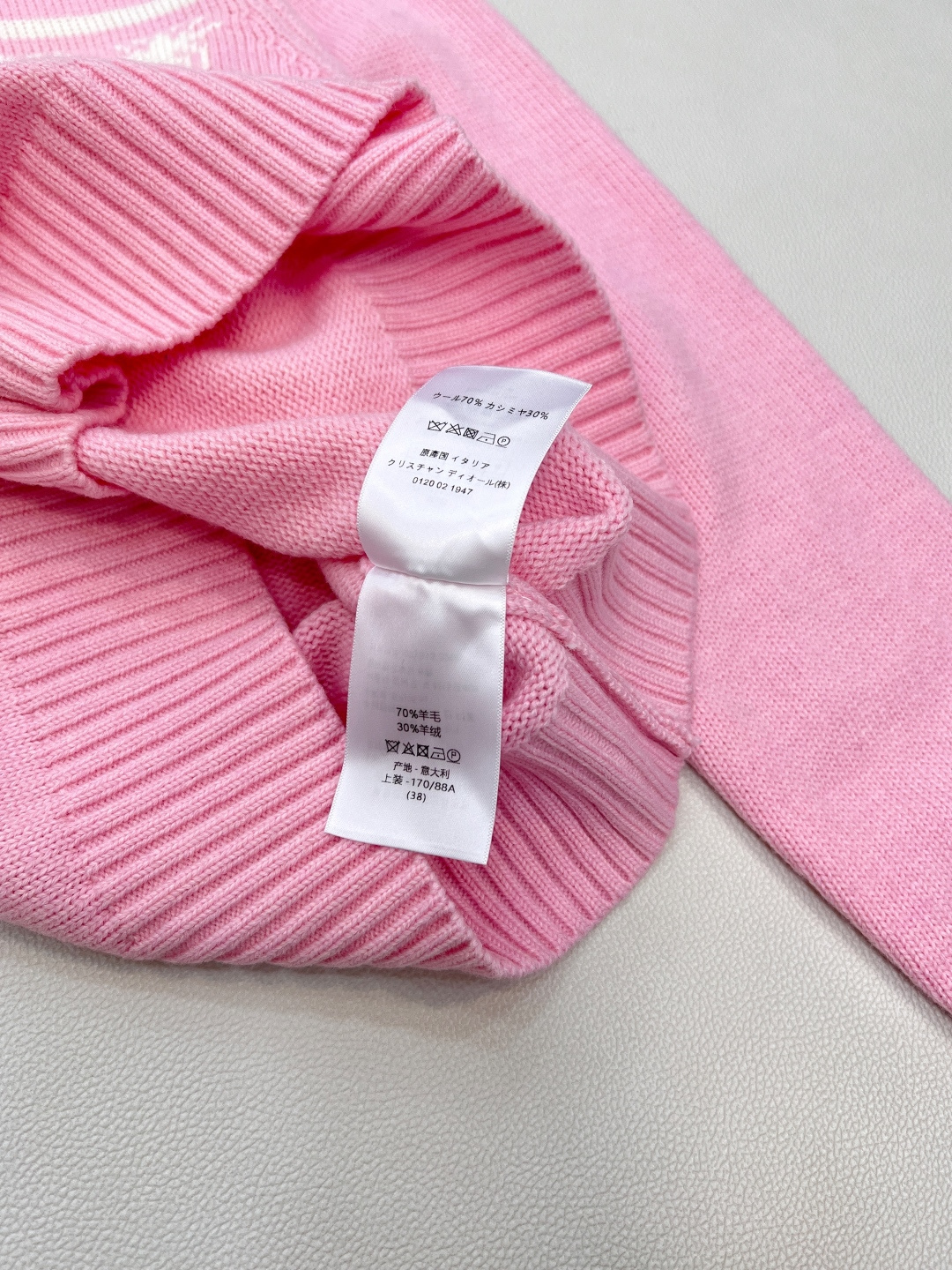 🆕 DIOR 经典款字母提花羊毛针织衫毛衣星光织就的温柔，优雅与浪漫的邂逅以细腻的羊毛羊绒面料与精致的字