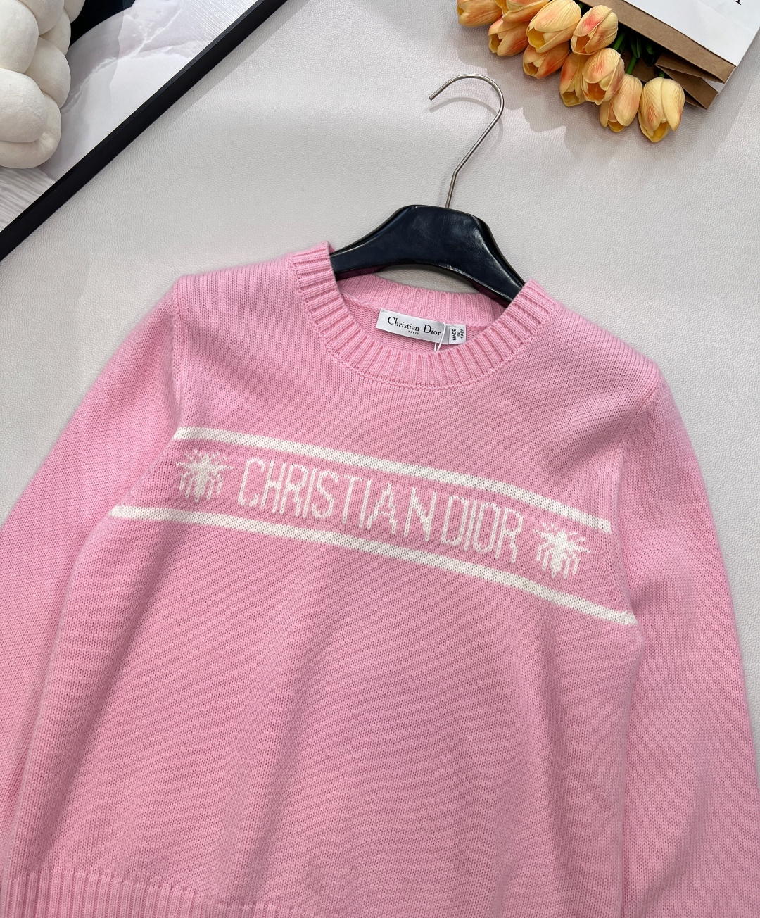 🆕 DIOR 经典款字母提花羊毛针织衫毛衣星光织就的温柔，优雅与浪漫的邂逅以细腻的羊毛羊绒面料与精致的字