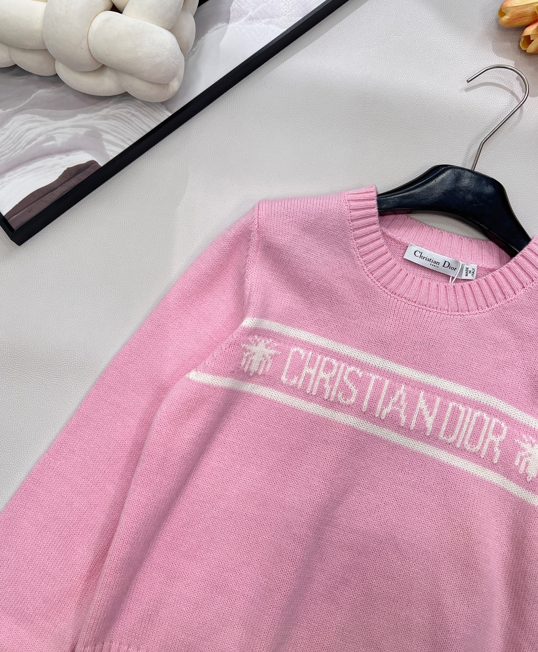 🆕 DIOR 经典款字母提花羊毛针织衫毛衣星光织就的温柔，优雅与浪漫的邂逅以细腻的羊毛羊绒面料与精致的字