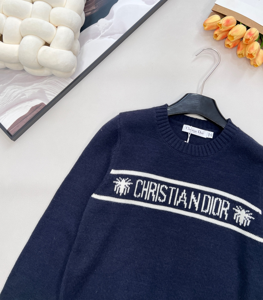 🆕 DIOR 经典款字母提花羊毛针织衫毛衣星光织就的温柔，优雅与浪漫的邂逅以细腻的羊毛羊绒面料与精致的字