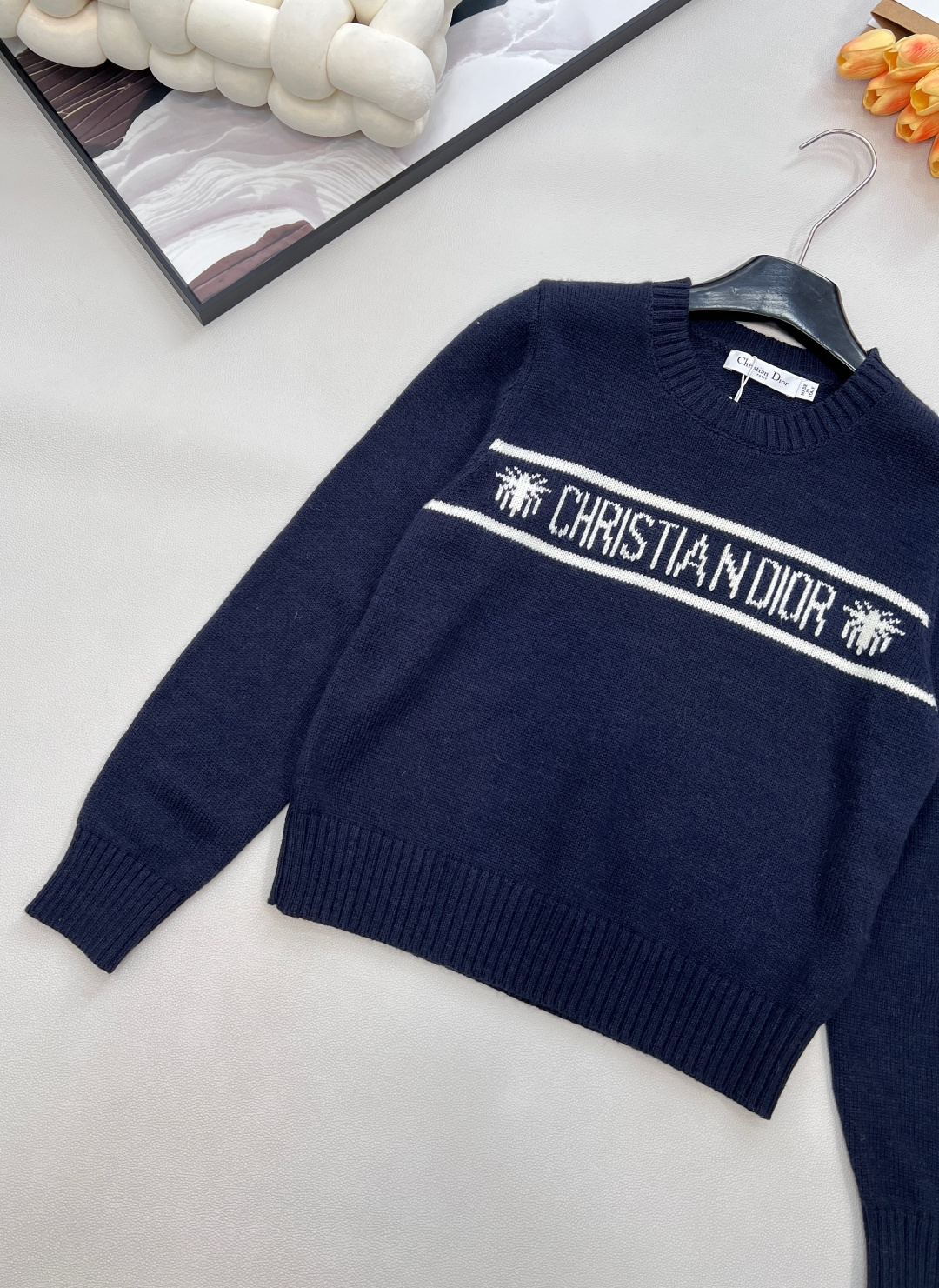 🆕 DIOR 经典款字母提花羊毛针织衫毛衣星光织就的温柔，优雅与浪漫的邂逅以细腻的羊毛羊绒面料与精致的字