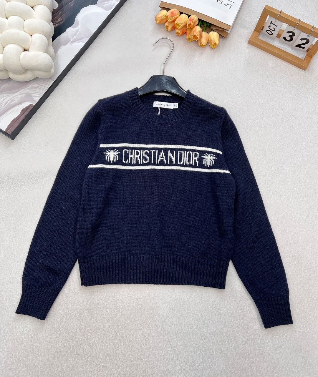 NO:621702,DIOR classic monogram jacquard wool sweater. The encounter of gentleness, elegance and romance woven by starlight. The delicate wool cashmere fabric and exquisite monogram jacquard interpret the brand's consistent elegance and romance. The pure white tone, combined with the unique monogram crochet, seems to weave the starlight in the night sky into the clothes, which is warm and flexible. Whether it is daily wear or special occasions, it can add a touch of high-end gentleness to you.  The iconic letter crochet shows Dior's unique design aesthetics, revealing luxury in a low-key manner. The white sweater has its own gentle filter, and when paired with a skirt or wide-leg pants, it instantly enhances the elegance and is suitable for dates or afternoon tea. Complete with three standards and three colors. Size sml code D, dior, skirts, sweaters, alexander wang19860909DIOR 经典款字母提花羊毛针织衫毛衣 星光织就的温柔,优雅与浪漫的邂逅 以细腻的羊毛羊绒面料与精致的字母提花,诠释了品牌一贯的优雅与浪漫. 纯净的白色调,搭配独特的字母钩花,仿佛将夜空中的星光编织进衣衫,温暖而不失灵动.无论是日常穿搭还是特别场合,它都能为你增添一抹高级的温柔气质. 标志性的字母钩花,展现 Dior 的独特设计美学,低调中透露着奢华. 白色针织衫自带温柔滤镜,搭配半身裙或阔腿裤,瞬间提升优雅气质,适合约会或下午茶.三标齐全,三色出 尺码sml 编码D,,dior,skirts,sweaters,alexander wang,Women's clothing