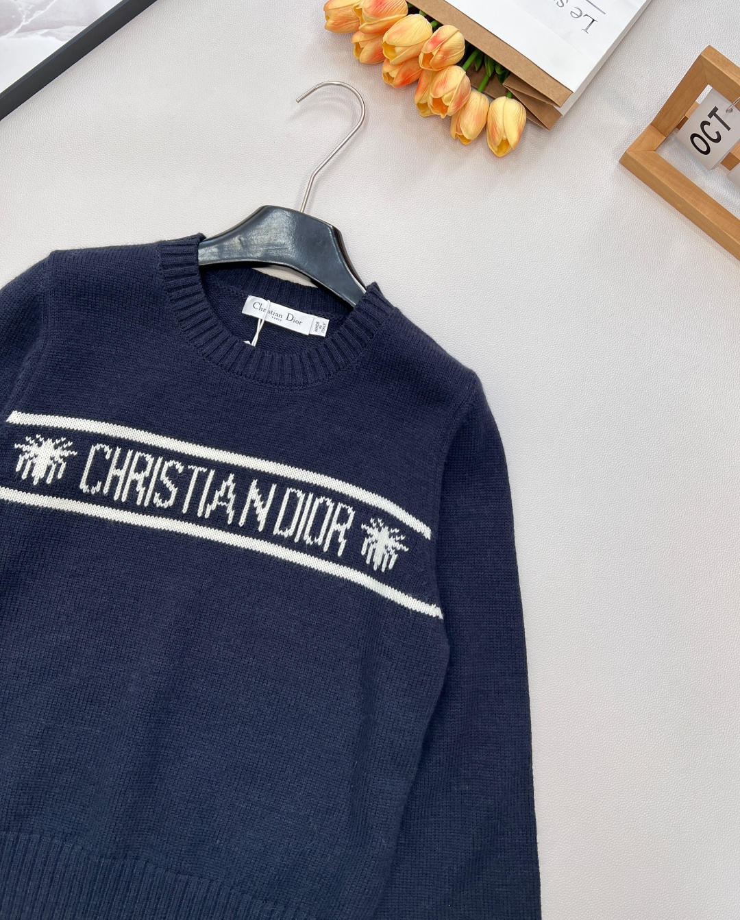 🆕 DIOR 经典款字母提花羊毛针织衫毛衣星光织就的温柔，优雅与浪漫的邂逅以细腻的羊毛羊绒面料与精致的字