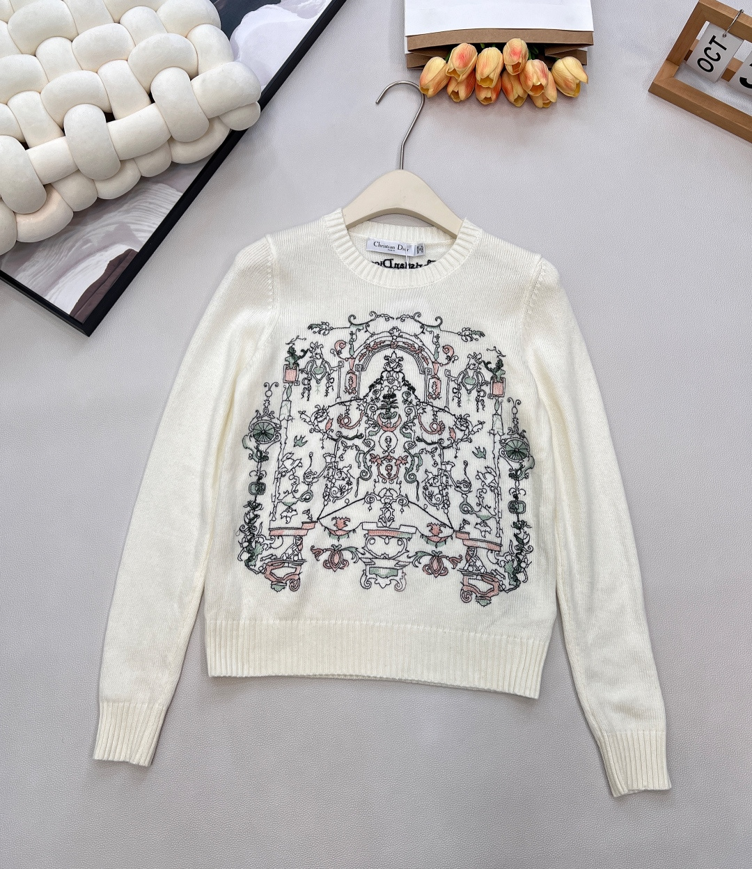 NO:621700,DIOR Limited Baroque Garden Embroidered Wool Cashmere Jacket. Dreamy colors like oil paintings. Exquisite and versatile. Dior Winter Garden Series reinterprets the natural charm with ingenuity. It is a high-end presentation of a lady girl, with a whole retro nobility!  The heavy hand-made embroidery patterns are exquisite and lifelike, and are super soft. Made from imported original cashmere wool yarn. This series is really beautiful. The factory masters embroidered it by hand stitch by stitch. It is amazing just to look at it. It has a very noble feeling. It is simply beautiful to wear. This one is made of cashmere. It is very warm and comfortable to wear in autumn and winter. It will not get stuck when worn alone. It gives the feeling of a little sun in winter. The wool is soft and shiny.  It feels close to the skin and can be worn casually to create a comfortable, lazy and intellectual aesthetic. Complete with three standards, large quantities are shipped. Size SML code, dior, dior, alexander wang19860909DIOR 限定巴洛克花园刺绣羊毛羊绒衣 油画般梦幻色彩 精致且百搭 迪奥冬日花园系列 以匠心重绎自然灵韵 名媛女孩的高级呈现,一整个复古的高贵感！ 重工手工刺绣图案精致栩栩如生 超级柔软 进口原版羊绒羊毛纱线制作 这个系列真的太美啦 工厂老师傅一针一线纯手工刺绣上去的 单看就很惊艳 一整个很贵气的感觉 穿上身简直美出天际 这款是羊绒的 秋冬穿特别暖和特别舒适 单穿一点不会扎身那种 整一个妥妥冬日里小太阳的感觉 毛线柔软光泽好 触感亲肤随意打造穿出舒适慵懒知性美感 三标齐全,大货出 尺码sml 编码,,dior,dior,alexander wang,Women's clothing