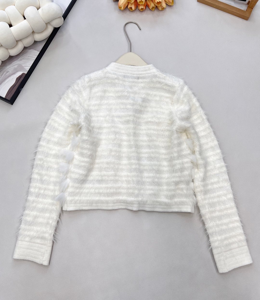 🆕BALMAIN巴尔曼毛毛金扣针织开衫，当奢华肌理邂逅先锋设计，针织的细腻与毛绒的蓬松碰撞出层次美学，每