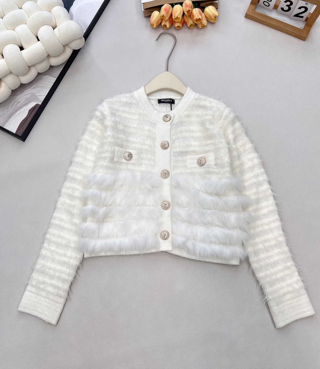 NO:621698,BALMAIN's fur and gold buckle knitted cardigan, when luxurious texture meets avant-garde design, the fineness of knitting and the fluffiness of plush collide to create a layered aesthetic, and every inch of fabric tells the brand's obsession with texture; the metal gold buckle is Balmain's iconic language, not only a functional component, but also a symbol of luxury and elegance. It freezes the sense of luxury at the placket and pockets; the short cut accurately captures the body proportions, it can be  The finishing touch of the ladylike style, the combination of plush and gold buckles shows luxury under the soft light; it can also be transformed into a 'style anchor' for cool outfits, creating a contrasting tension with street-style items. From the highlight moments of the show to daily scenes in the city, this cardigan has 'the gentleness of knitting wraps the edge, and the edge of gold buttons illuminates the gentleness', becoming a luxurious and elegant weapon in the wardrobe that breaks the style boundaries. Complete with three standards, large quantities are shipped.  Size sml code B,,balmain,balmain,alexander wang19860909BALMAIN巴尔曼毛毛金扣针织开衫,当奢华肌理邂逅先锋设计,针织的细腻与毛绒的蓬松碰撞出层次美学,每一寸面料都在诉说品牌对质感的偏执；金属金扣是巴尔曼的标志性语言,既是功能性部件,更是奢雅符号,于门襟与口袋处定格高级感；短款剪裁精准拿捏身材比例,它可以是名媛风造型的点睛之笔,毛绒与金扣的组合在柔光下尽显华贵；也能化身酷飒穿搭的“风格锚点”,与街头感单品碰撞出反差张力.从秀场的高光时刻,到都市的日常场景,这件开衫以“针织的温柔包裹锋芒,金扣的锋芒点亮温柔”,成为衣橱里打破风格边界的奢雅利器.三标齐全,大货出 尺码sml 编码B,,balmain,balmain,alexander wang,Women's clothing