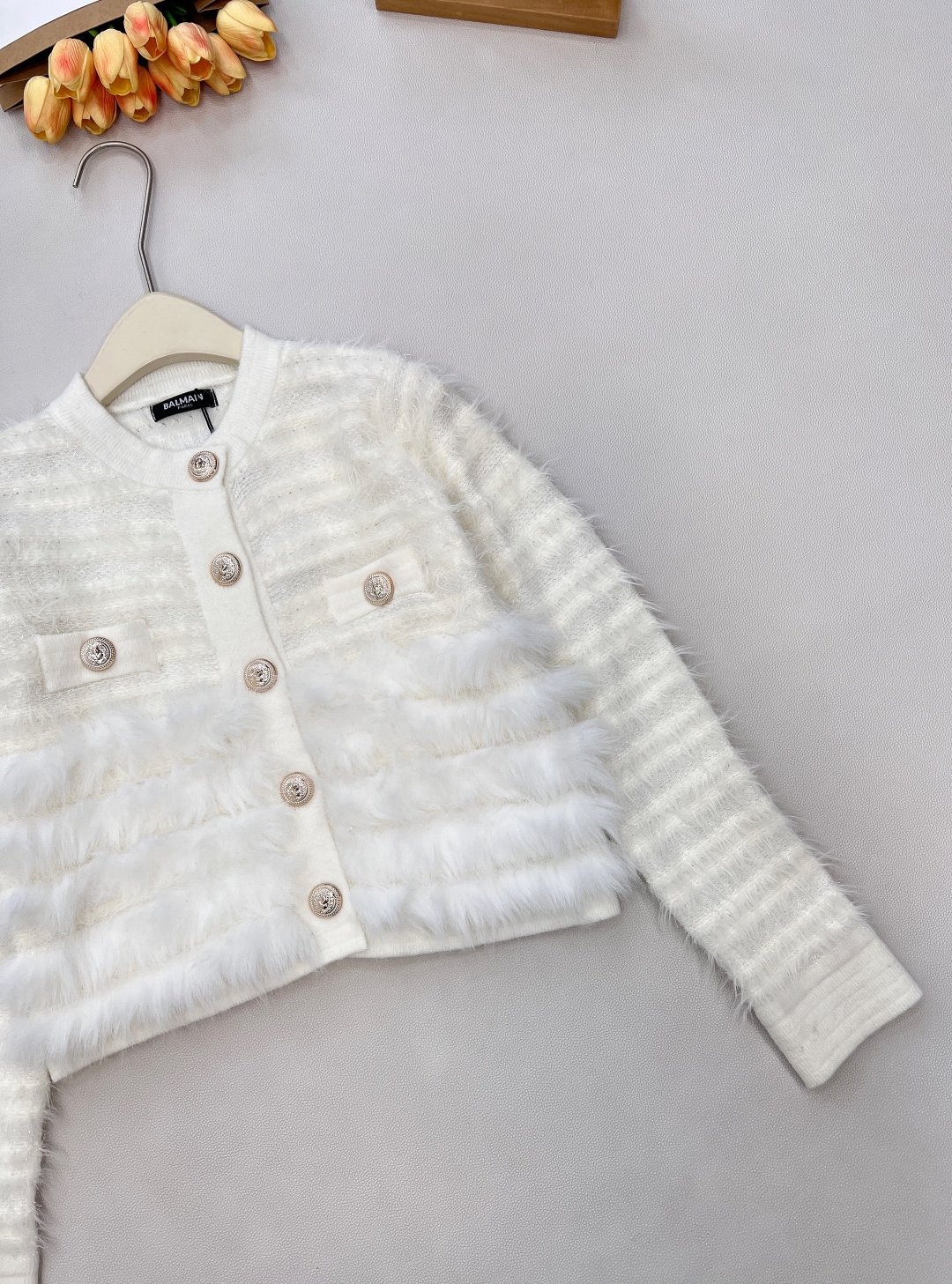 🆕BALMAIN巴尔曼毛毛金扣针织开衫，当奢华肌理邂逅先锋设计，针织的细腻与毛绒的蓬松碰撞出层次美学，每