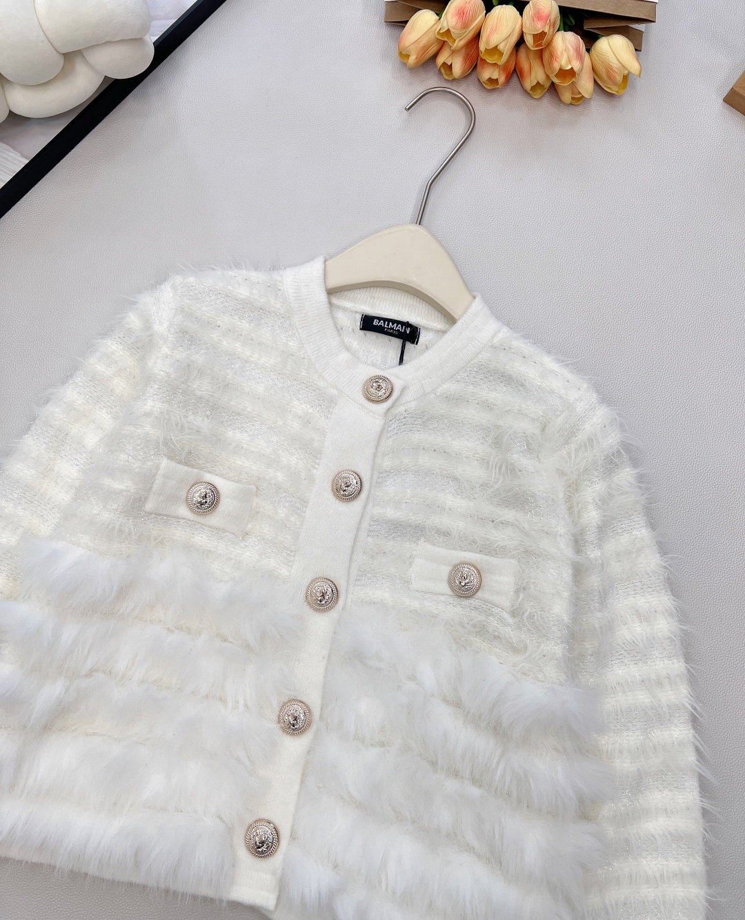 🆕BALMAIN巴尔曼毛毛金扣针织开衫，当奢华肌理邂逅先锋设计，针织的细腻与毛绒的蓬松碰撞出层次美学，每