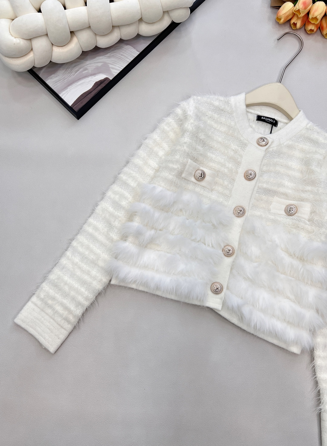 🆕BALMAIN巴尔曼毛毛金扣针织开衫，当奢华肌理邂逅先锋设计，针织的细腻与毛绒的蓬松碰撞出层次美学，每