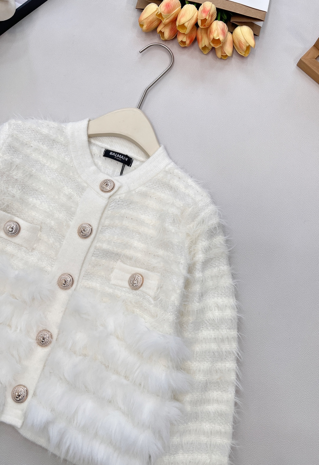 🆕BALMAIN巴尔曼毛毛金扣针织开衫，当奢华肌理邂逅先锋设计，针织的细腻与毛绒的蓬松碰撞出层次美学，每