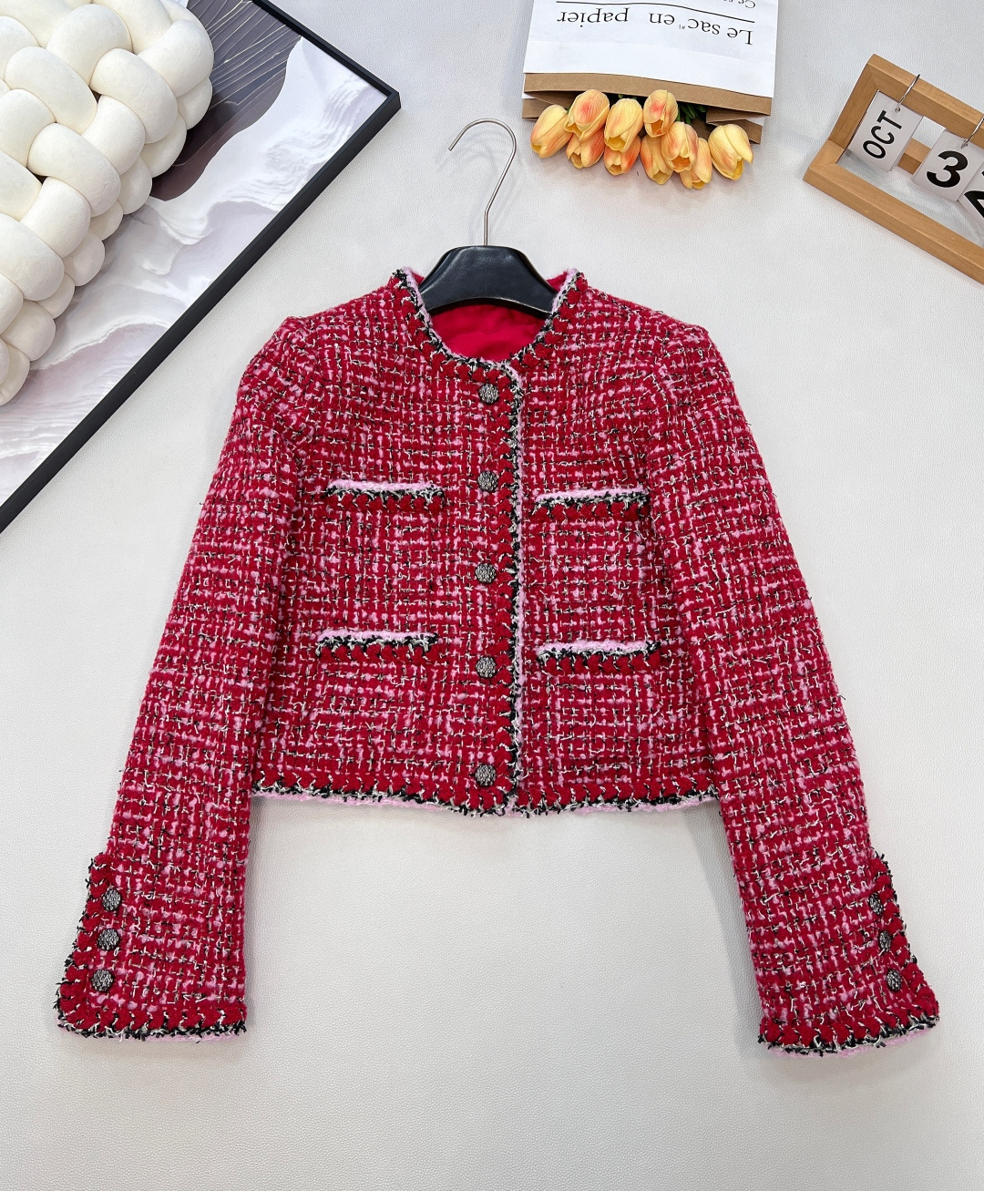 NO:622216,Chanel2025 new round neck woven dress, customized YB imported woolen woolen material, high-end texture, full appearance, round neck dress jacket style, shoulder pad design fits the human body, making the figure more slender and straight, the large neckline extends to the front hem, with pink  The black woven binding brightens up the details and echoes the cuff pockets. The red background of the whole body is combined with the delicate colorful yarns to regularly interweave textures all over the body. It shows the style of a lady and perfectly interprets the elegance of a wealthy woman. The upper body is matched with skirts and trousers to show the sense of texture, intellectual gentleness and Christmas.  Excellent choice for New Year's Day and year-end parties, instant sale, the focus. Silk jacquard lining. Customized surface accessories. Look for the correct version, complete three standards, large quantities. Size sml code H, chanel, skirts, jackets & coats, real silk, alexander wang19860909Chanel2025新款圆领编织洋装,定制YB进口粗纺羊毛呢材质,质感高级,品相十足,圆领洋装外套版型,垫肩设计贴合人体,更显身姿纤细挺拔,大身领口延伸至前襟下摆,以粉黑编织捆边点亮细节,与袖口口袋呼应,通体红色底色配合细腻的彩色纱线规则交织出纹理满铺于全身,名媛格调立显,完美演绎优雅千金感,上身搭配裙装裤装都显贵显质感,知性温柔,圣诞 元旦 年末聚会的绝佳选择,秒杀全场,焦点所在.真丝提花内衬.定制面辅料 认准版本,三标齐全,大货出 尺码sml 编码H,,chanel,skirts,jackets & coats,real silk,alexander wang,Women's clothing