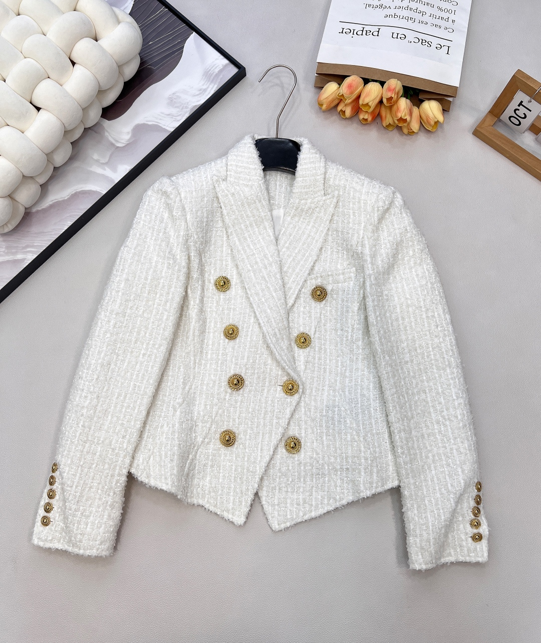 NO:622194,BALMAIN's new autumn and winter gold buckle slim-fit short tweed jacket | exclusive high-end version!  The upper part of the body is the perfect color matching of Korean drama Chaebol Daughter. It is low-key and retro. Whether it is commuting to work or at a party, it can really slay to the whole audience. It does not show off your figure too much. It looks like a delicate little girl when it is worn. It is full of exquisite details that make people fall in love with it. Fashionistas should have a piece of custom-made fabric with high quality!  Complete three standards, big shipments, size sml code B,,balmain,jackets & coats,jackets & coats,alexander wang19860909BALMAIN秋冬新款金扣修身短款花呢夹克外套丨独家高版出品！上身就是妥妥的韩剧财阀千金配色 低调又复古 不管上班通勤还是聚会 穿上真的slay全场好吧简直不要太显身材 穿上就是精致的小香女孩满满精致的细节让人爱不释手时髦精们都应有一件定制面料 质感扛扛的！三标齐全,大货出 尺码sml 编码B,,balmain,jackets & coats,jackets & coats,alexander wang,Women's clothing