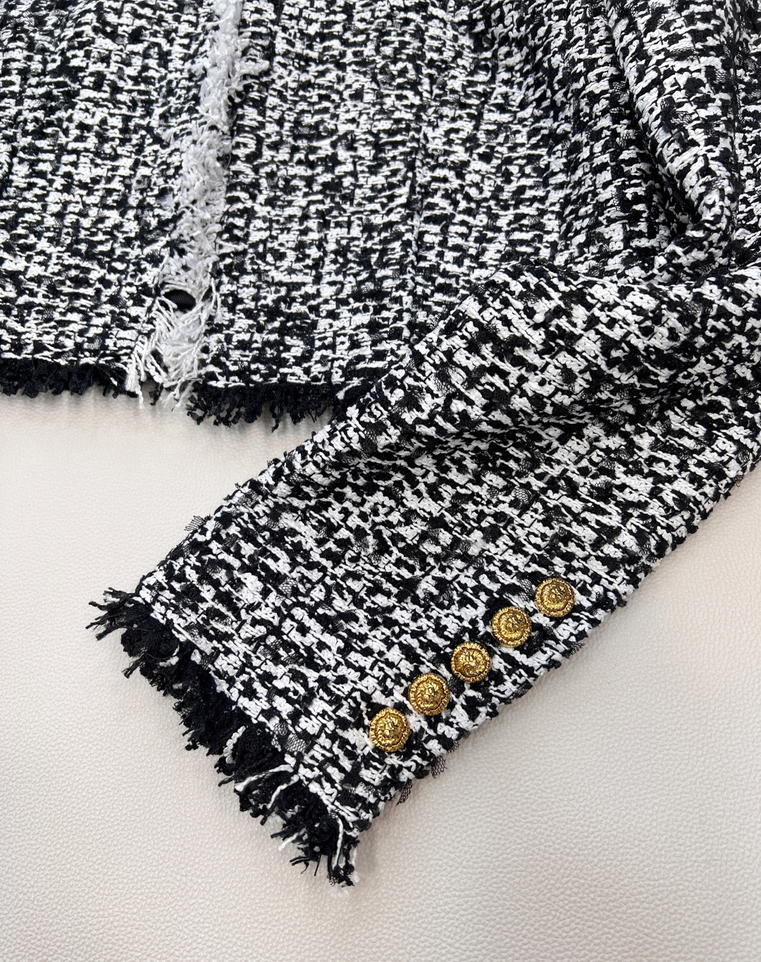 🆕 BALMAIN新款粗纺毛须西装外套，编织的纹理特别好看 很高级 重磅的面料 羊毛纱线编织工艺 大狮子