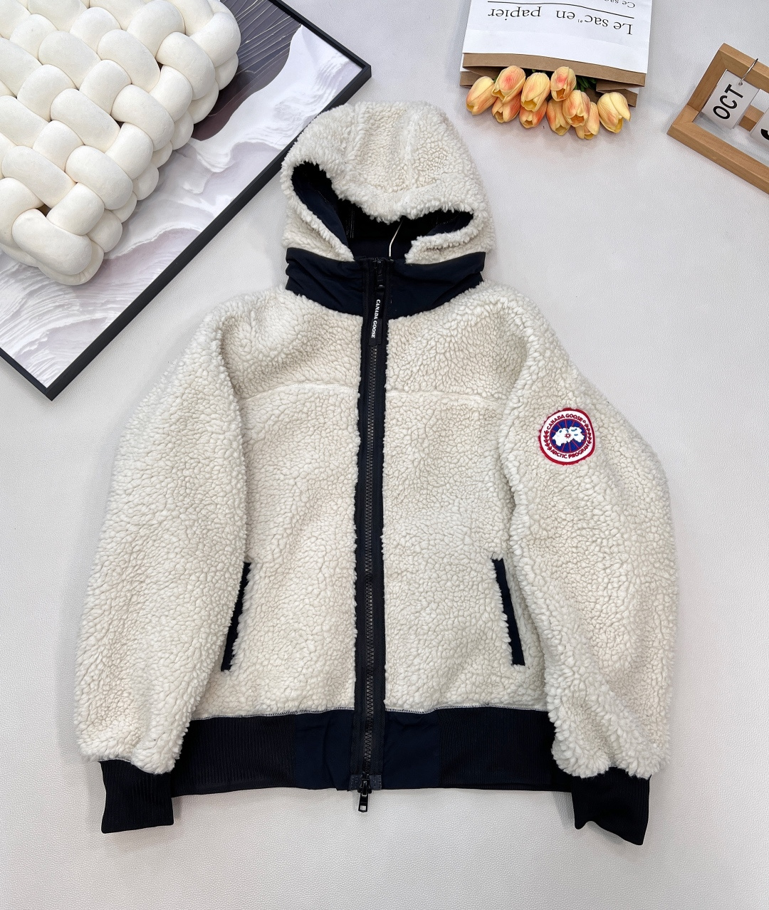 NO:622227,CANADA GOOSE Canada Goose Simcoe spliced sherpa jacket. The hooded lamb is cute and cute. Custom embroidered stamps on the arms. It is both iconic and classic. This fufu lambswool jacket is in need of a thick lambswool jacket this winter. It is made of Kind Sherpa Fleece and can provide outstanding comfort and diverse functionality. 2 hand pockets with hidden snap buttons.  Diamond-shaped stitching, knitted hem and upper back of cuffs are designed with diamond-shaped stitching. Ribbed knitted hem and cuffs can fit the body shape. Super personalized patchwork jacket. Loose fit. Tolerant and super fashionable. The collision of different fabrics makes the whole dress full of trendy elements. Classic soul version. The version is not flattering at all. The most outstanding part is the hat. The entire brim looks good whether it is pulled up to the top or wearing a hat.  The minimalist design silhouette highlights the laziness of wearing and adjusts body proportions. It is fashionable and advanced. It shows the style of INS bloggers and can be easily controlled by various body types. It has three standards of casual and fashionable, and comes in three colors. Size sml coding, jackets & coats, hats, alexander wang19860909CANADA GOOSE 加拿大鹅 Simcoe拼接羊羔绒外套 连帽毛羔又乖又萌 手臂定制刺绣章仔 既有标志性 又经典耐看 奶fufu的羊羔毛外套 这个冬天很需要一件厚实的羊羔毛外套～ 采用 Kind Sherpa Fleece 羊羔绒精制而成,可提供出众的舒适性和多样功能性.2个带隐形按扣的插手口袋 菱形缝线,针织下摆和袖口上背部设计有菱形缝线.罗纹针织下摆和袖口可贴合身形 超级个性的拼接外套 宽松版型 包容性超强时尚感满满不同面料的拼撞让整件衣服潮流元素满满 经典灵魂版型 版型完全不挑身材 最出彩的地方在于帽子 整个帽檐无论是拉到顶还是戴帽子都很好看 极简设计的廓形凸显穿着的慵懒感,调节身材比例的功效 时髦高级 尽显INS博主风,各种体型都可以轻松驾驭 休闲又时尚三标齐全,三色出 尺码sml 编码,,jackets & coats,hats,alexander wang,Women's clothing